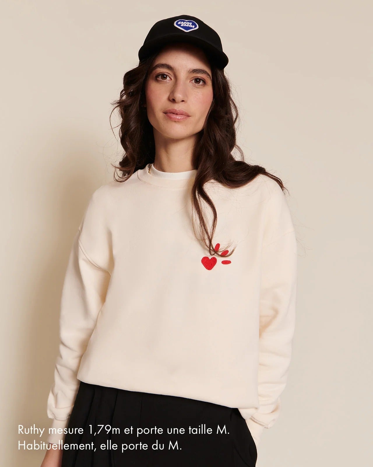 Sweat brodé en coton bio | crème "sweat l'amour est déclaré  crème rouge"