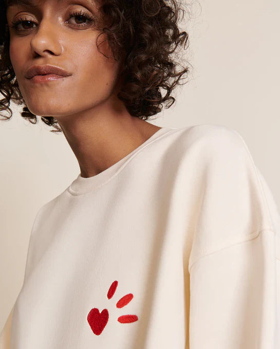 Sweat brodé en coton bio | crème "sweat l'amour est déclaré  crème rouge"