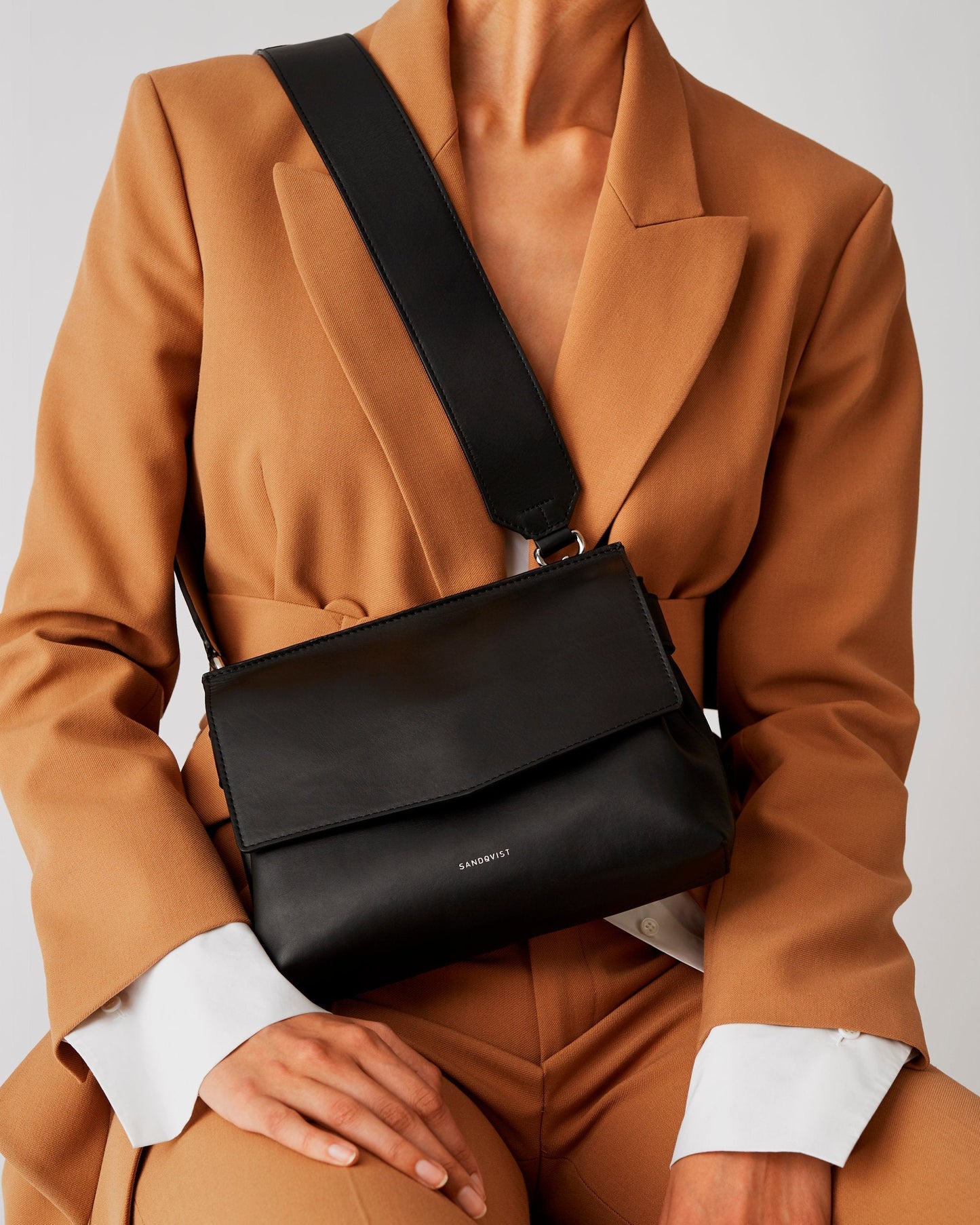 Sac à bandoulière en cuir certifié | noir "signe black"