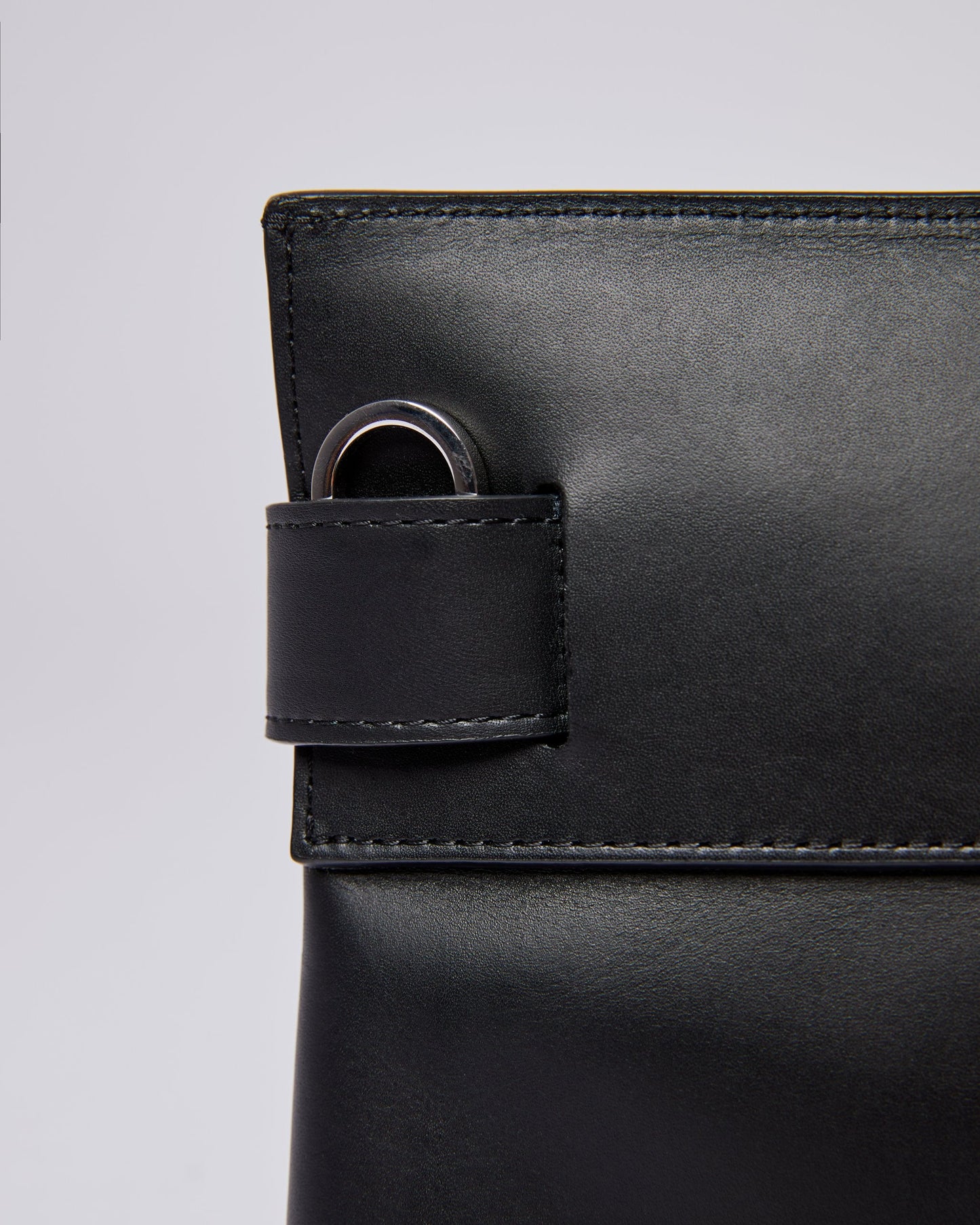 Sac à bandoulière en cuir certifié | noir "signe black"