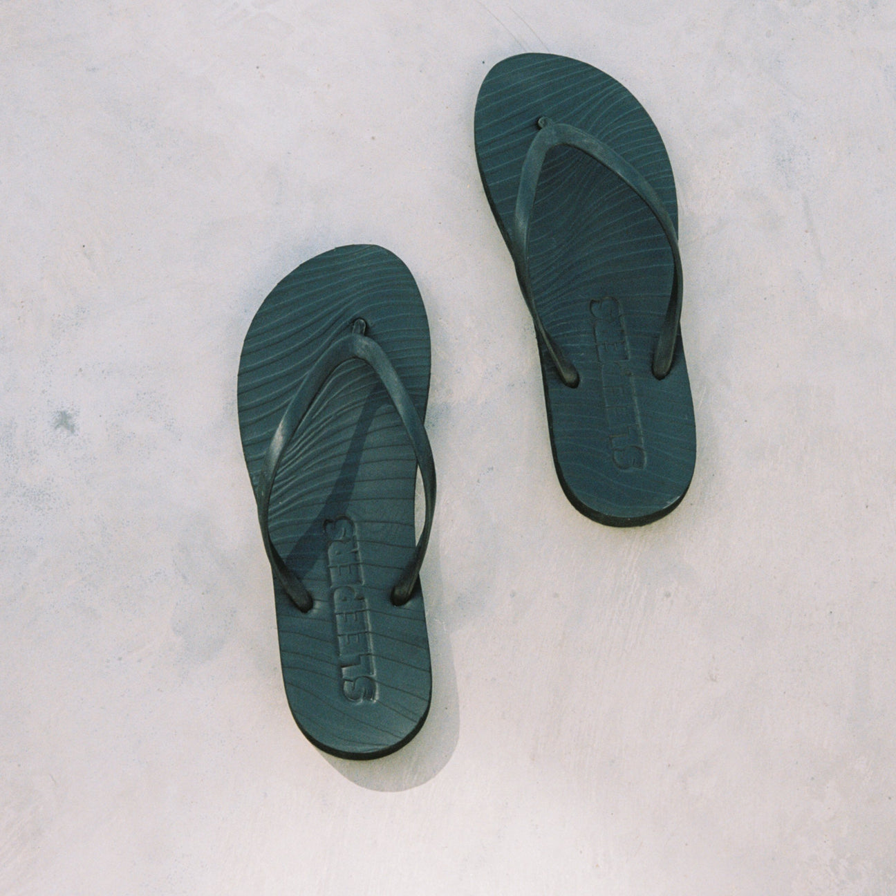 Tongs en caoutchouc naturel | noir "slim black"