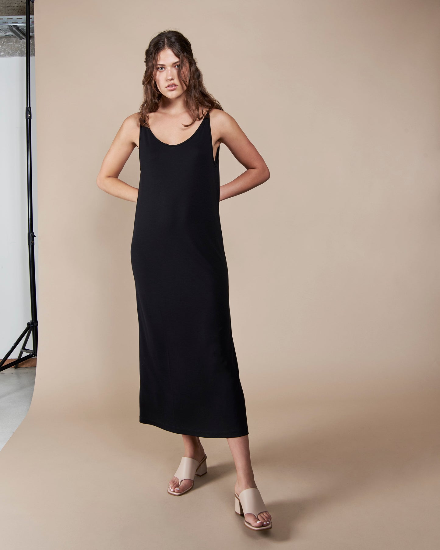 Robe longue noire en tencel - triangle midi