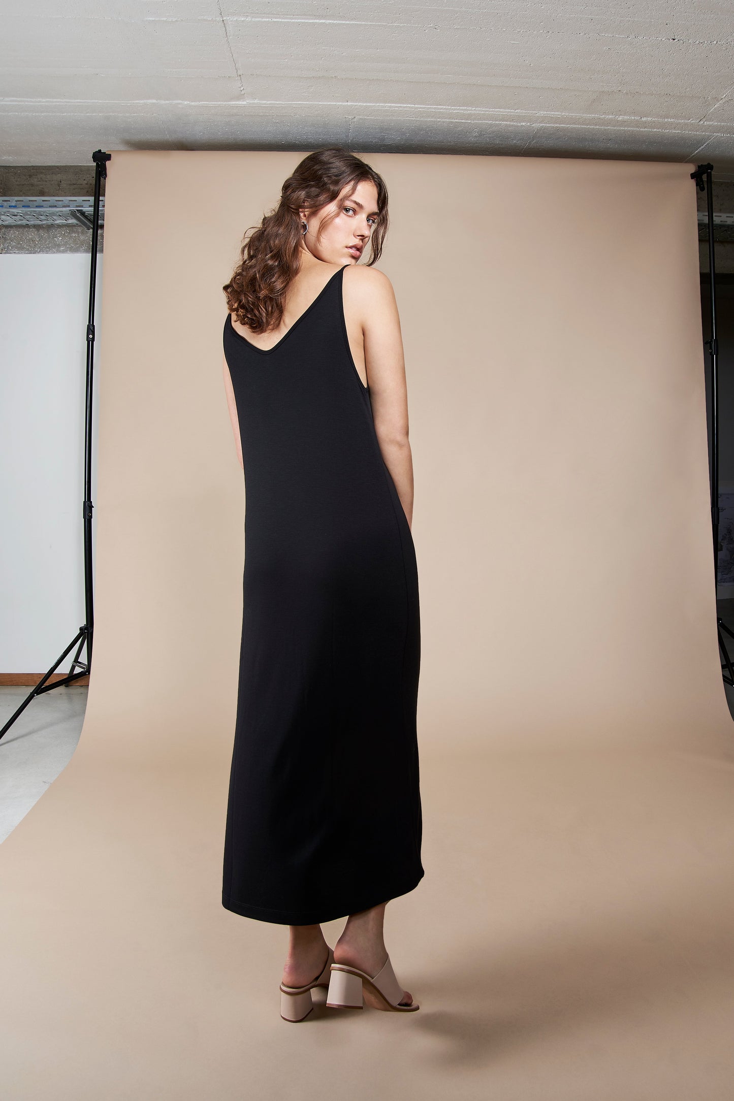 Robe longue noire en tencel - triangle midi