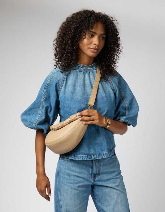 Sac à bandoulière en cuir certifié | dark-sand "leo midi - dark sand soft grain (twisted handle)" | Dark-sand