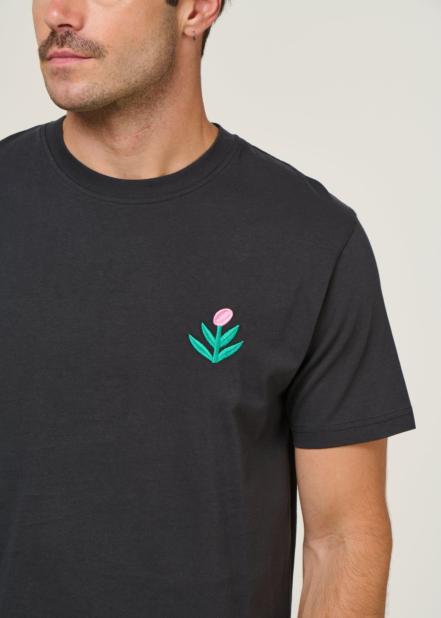T-shirt en coton bio | noir "belle saison noir carbone - carbon black"