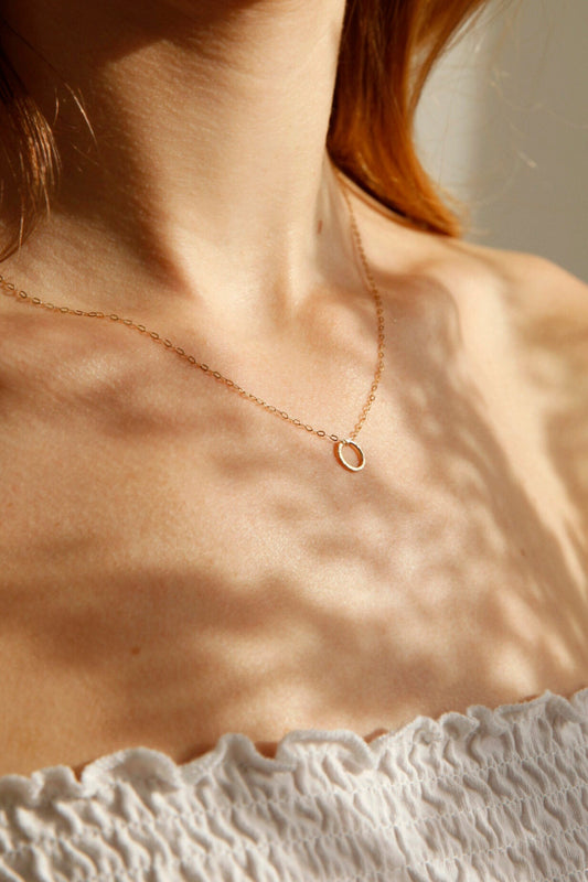 Collier en or recyclé 9ct - Gold Textured Circle Necklace