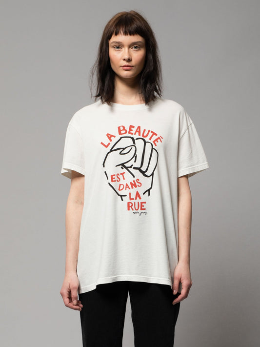 T-shirt imprimé blanc en coton bio - tina dans la rue