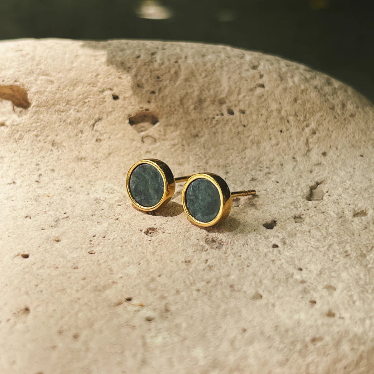 Boucles d'oreilles en argent plaqué or | Pierre en néphrite "small earrings studs with nephrite"