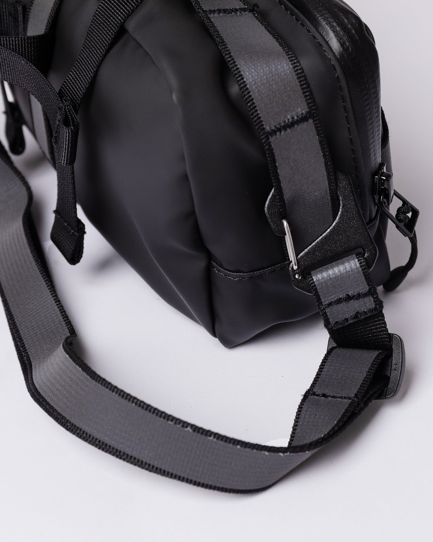 Sacoche imperméable et fonctionnelle en matière recyclée | noir "uno black"