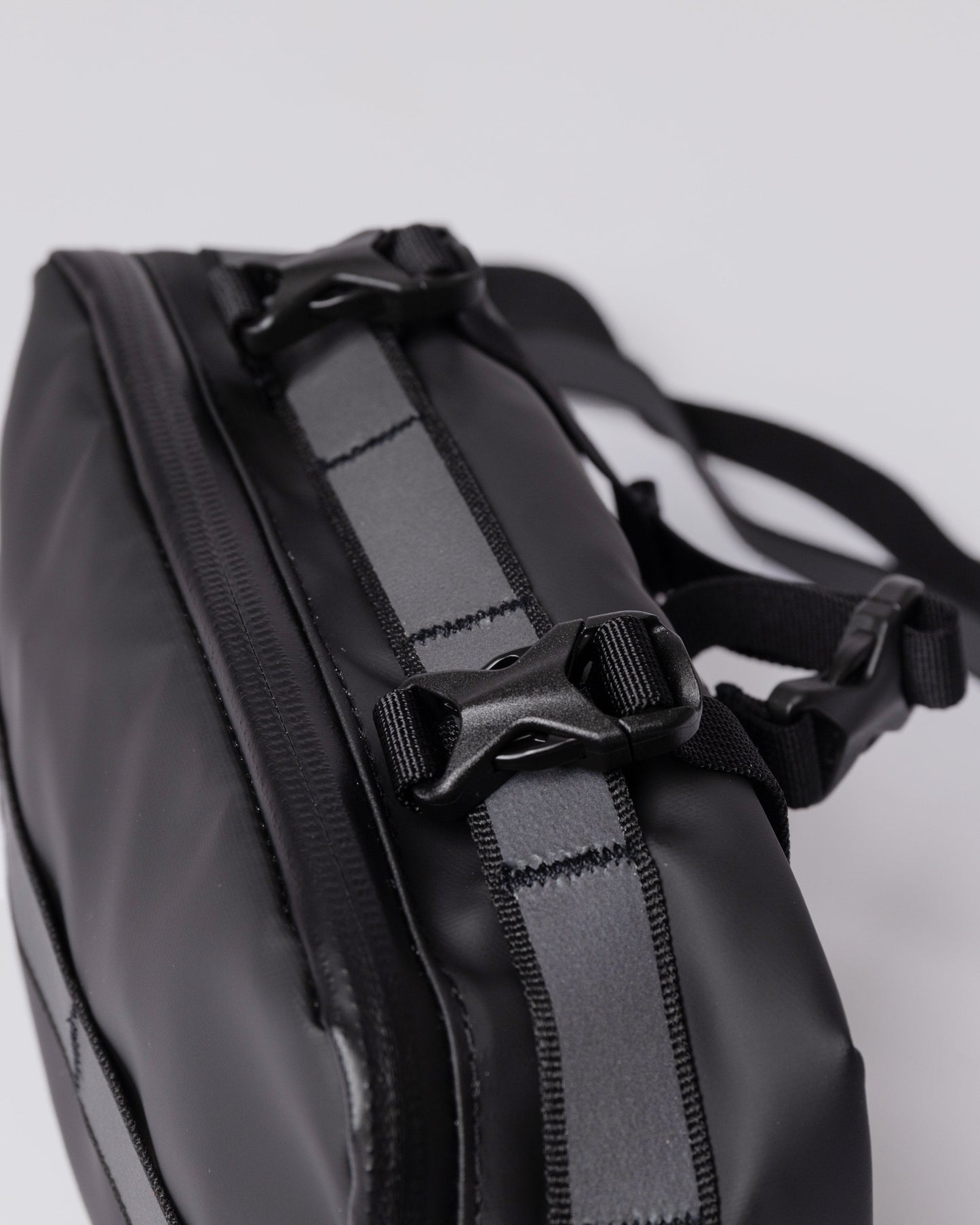 Sacoche imperméable et fonctionnelle en matière recyclée | noir "uno black"