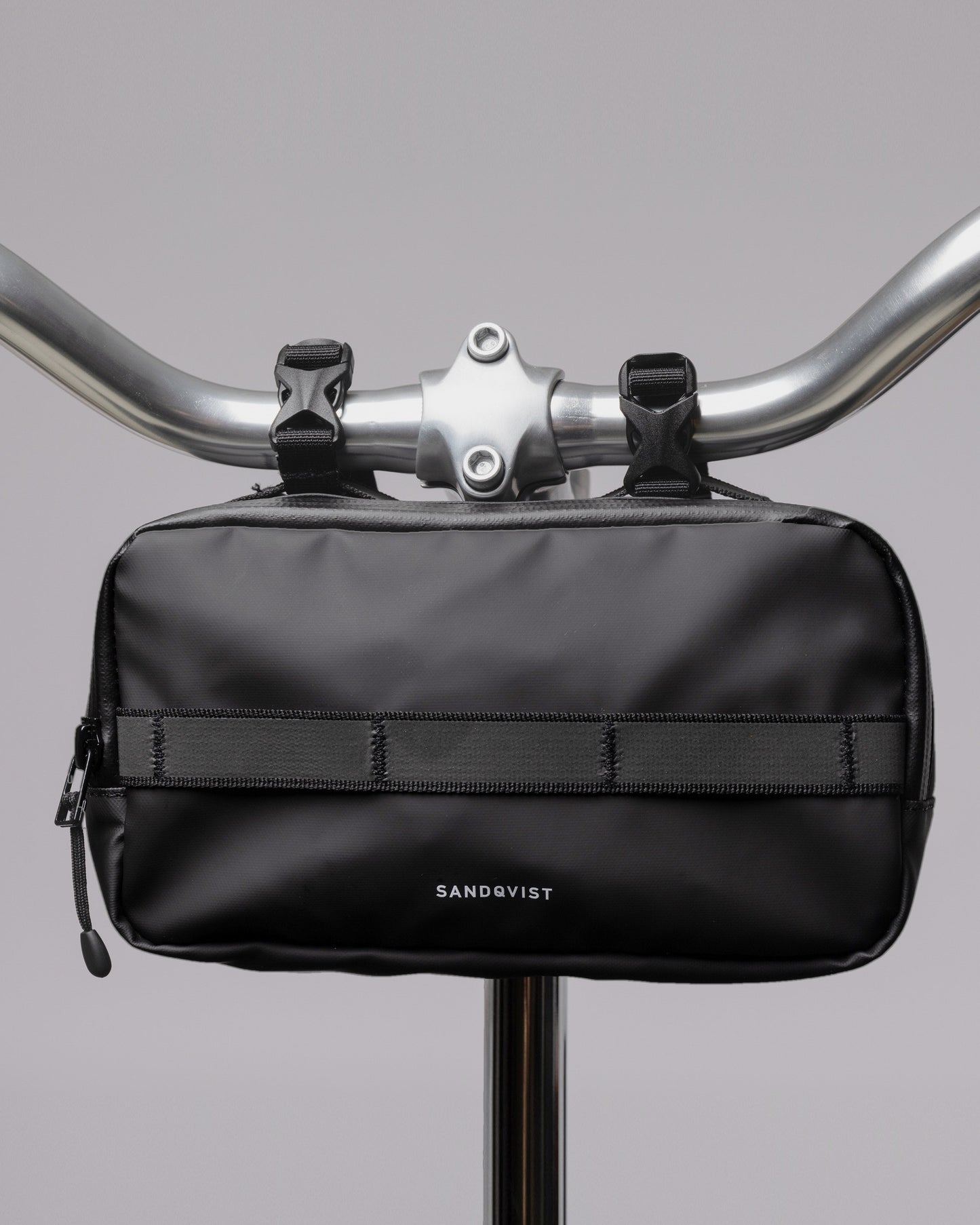 Sacoche imperméable et fonctionnelle en matière recyclée | noir "uno black"