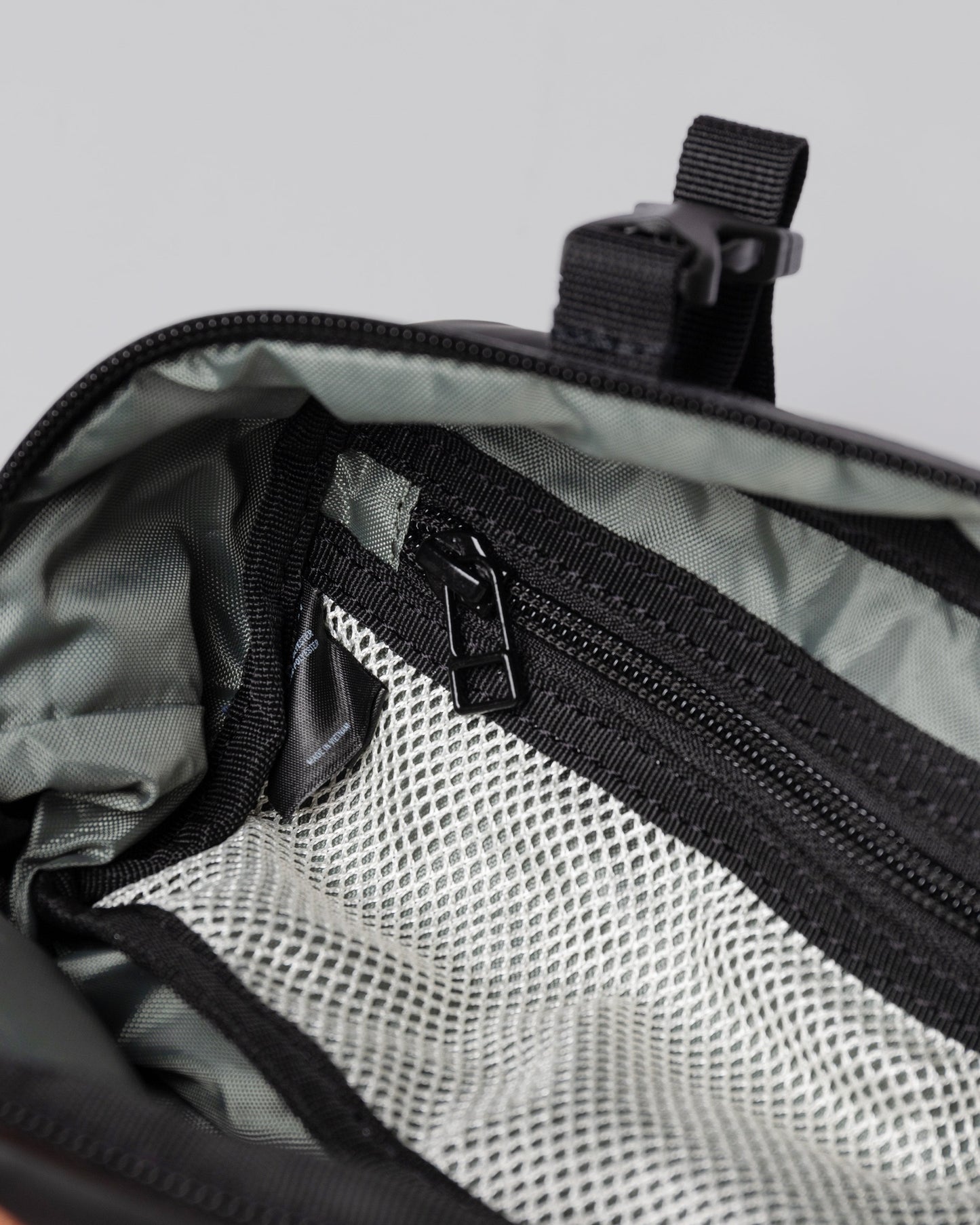 Sacoche imperméable et fonctionnelle en matière recyclée | noir "uno black"