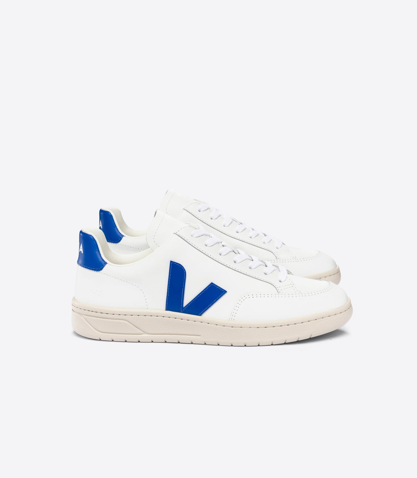 Baskets en cuir certifié | blanc et bleu "v-12 leather extra white paros"