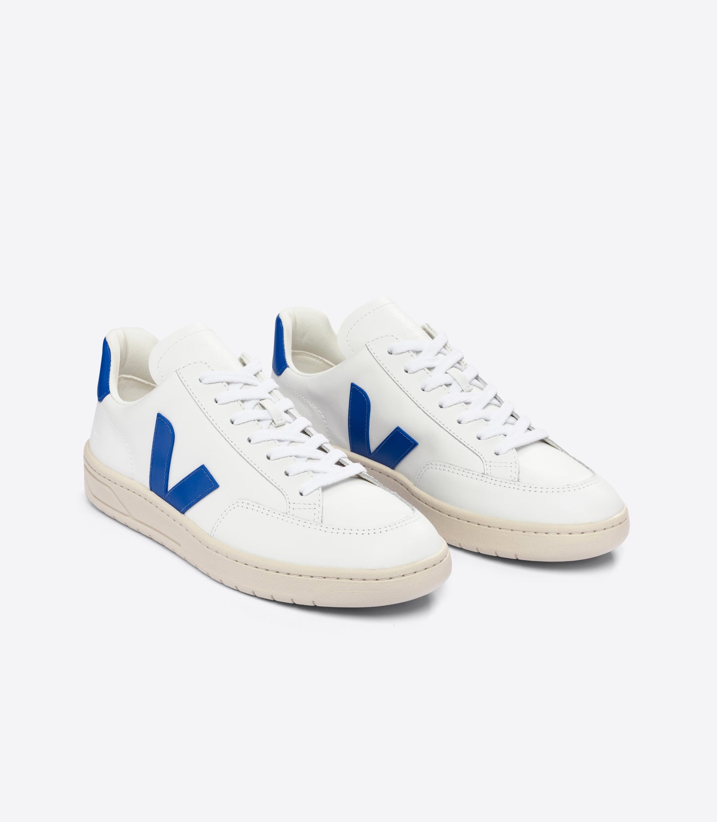 Baskets en cuir certifié | blanc et bleu "v-12 leather extra white paros"