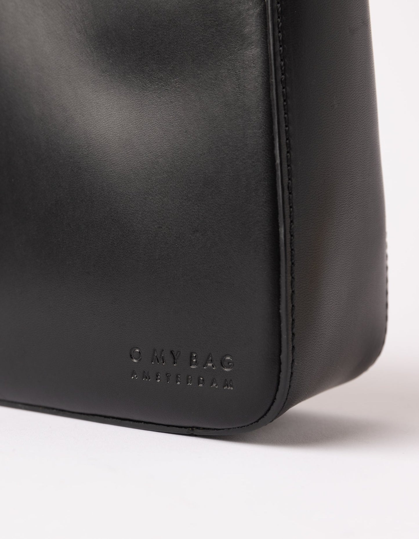 Sac à main en cuir tannage végétal | noir "Vicky black classic leather"