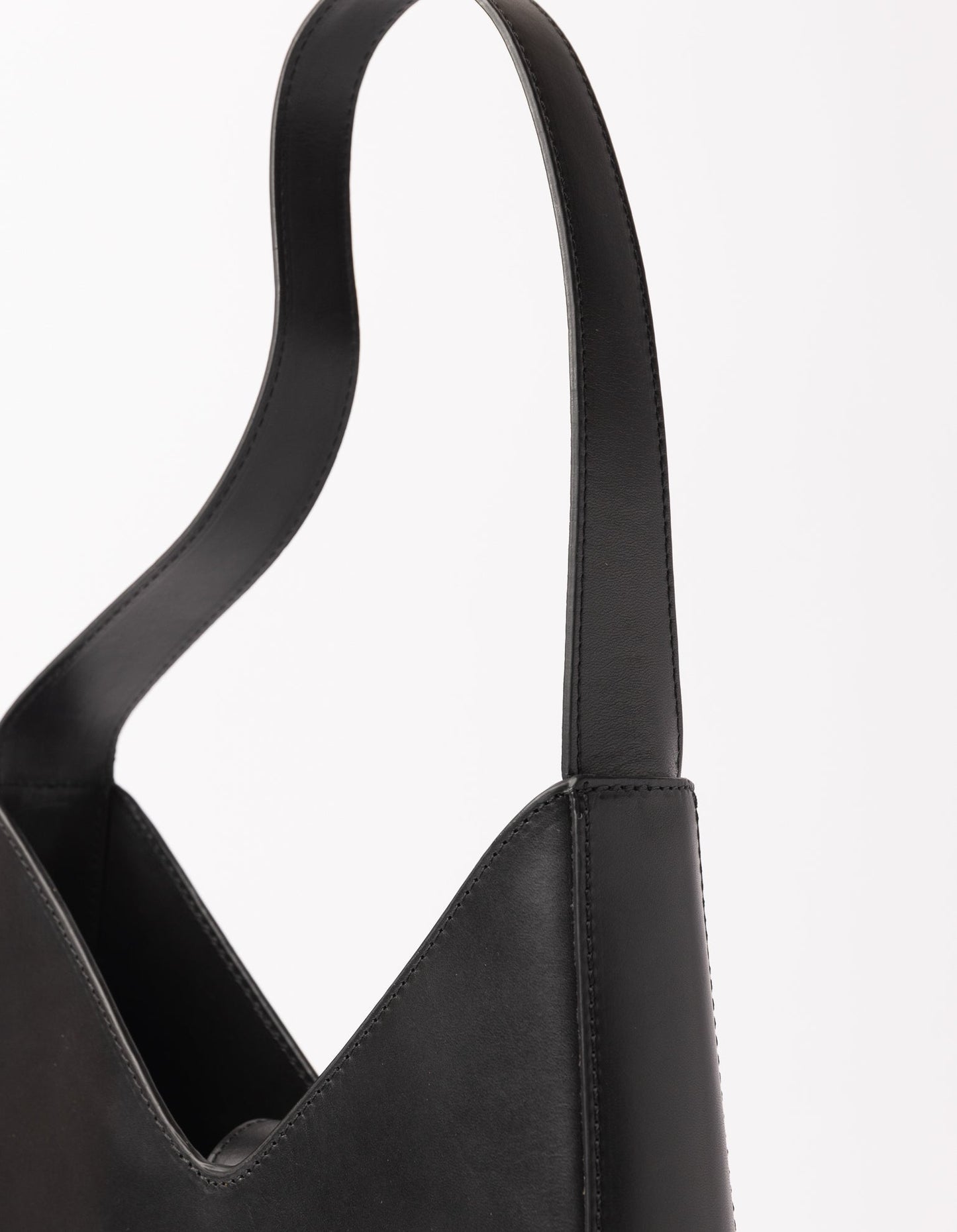 Sac à main en cuir tannage végétal | noir "Vicky black classic leather"