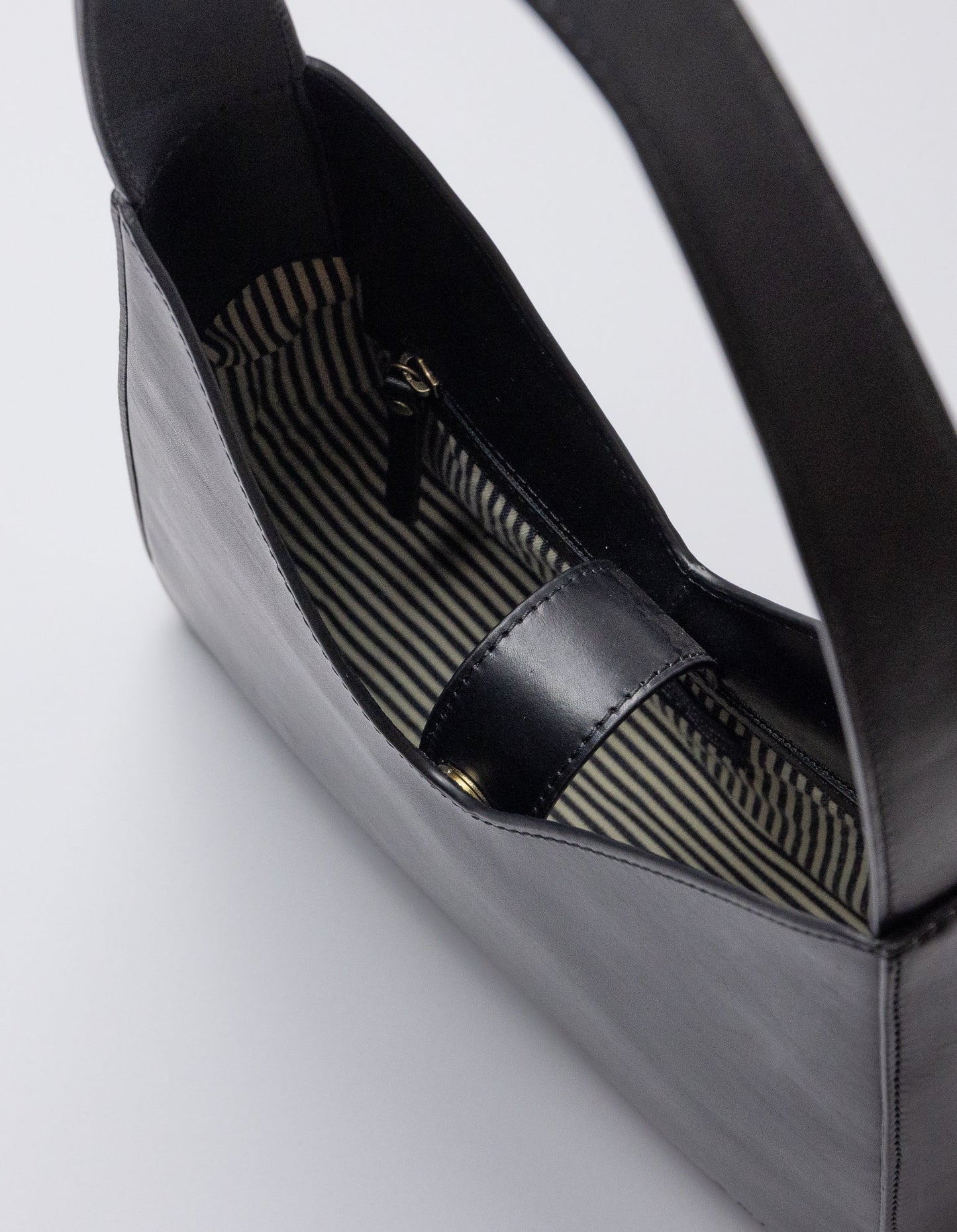 Sac à main en cuir tannage végétal | noir "Vicky black classic leather"