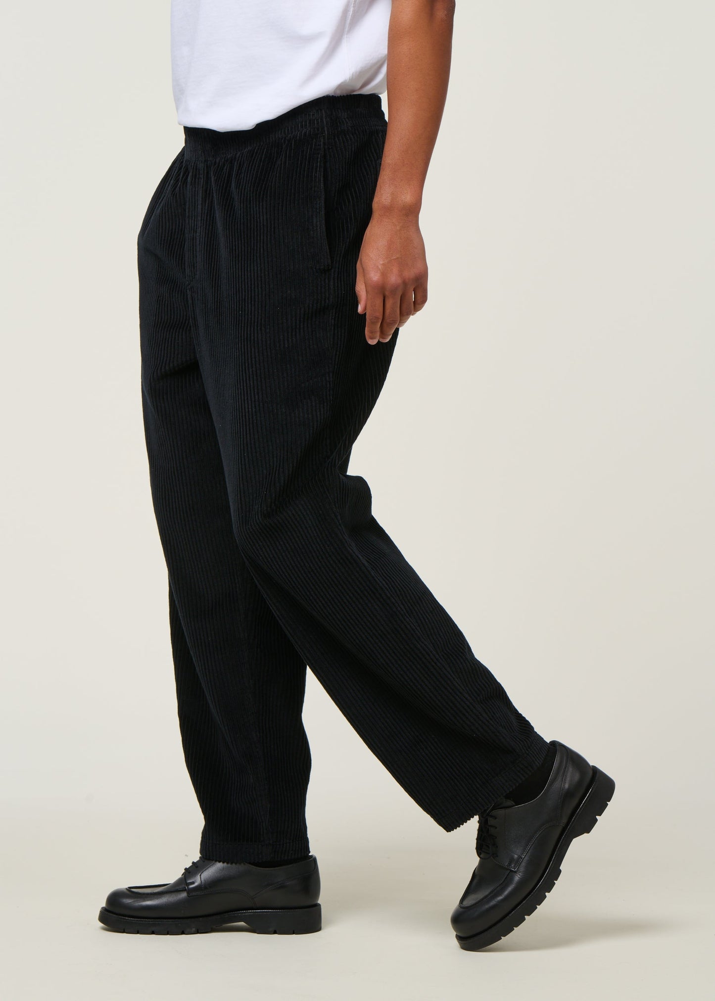 Pantalon large velours côtelé en coton bio | noir "cord wide pant - true black"