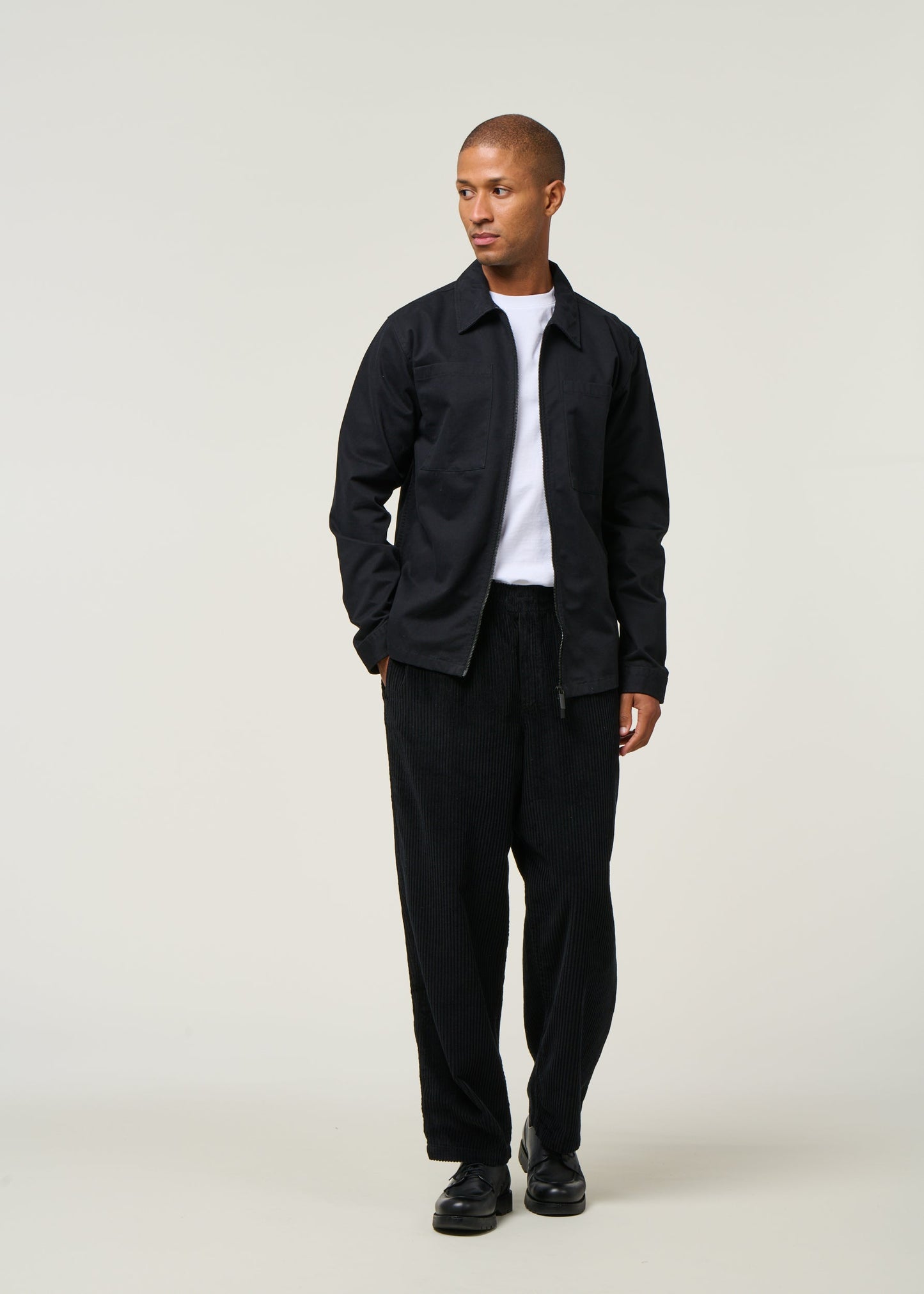 Pantalon large velours côtelé en coton bio | noir "cord wide pant - true black"