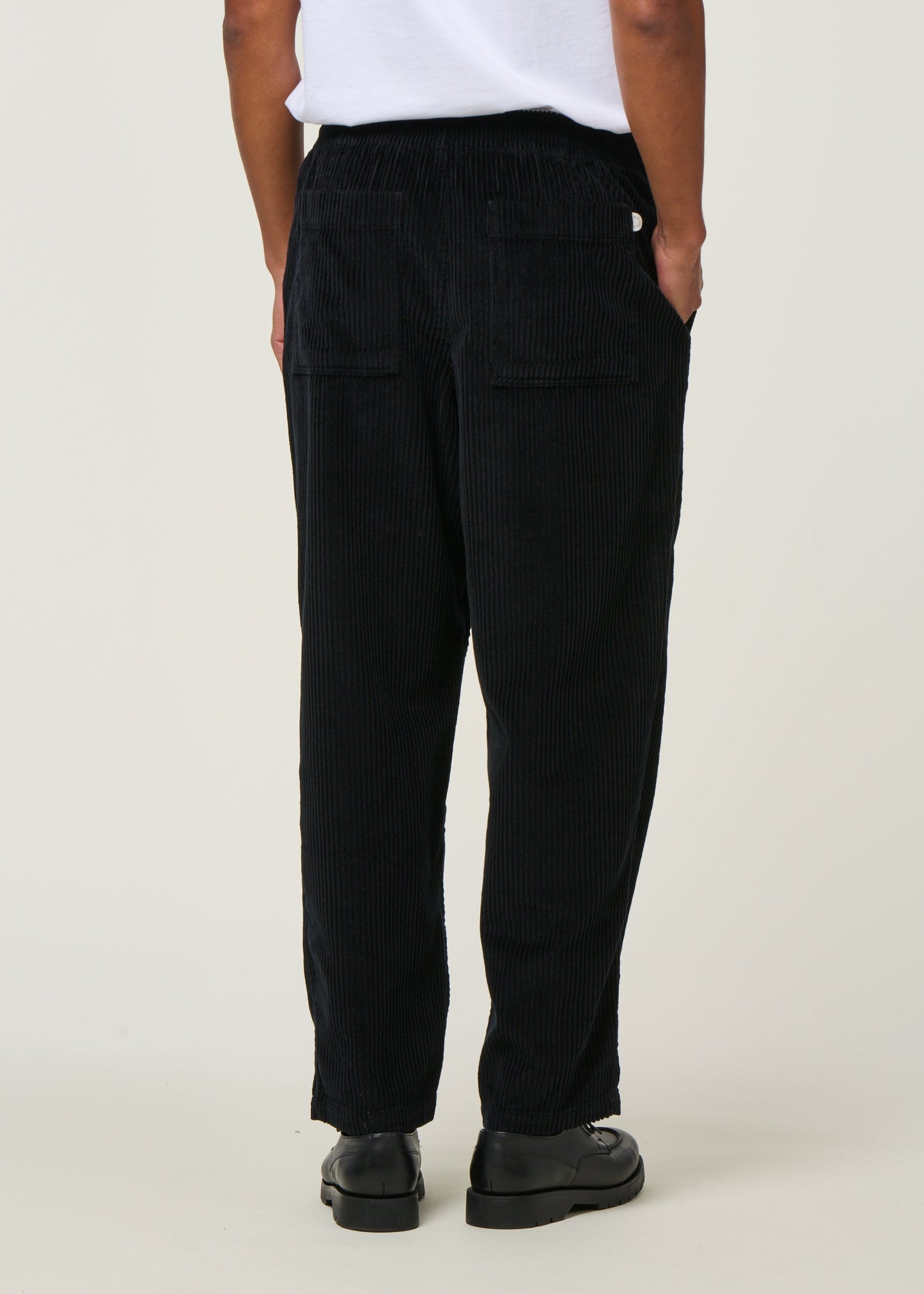 Pantalon large velours côtelé en coton bio | noir "cord wide pant - true black"