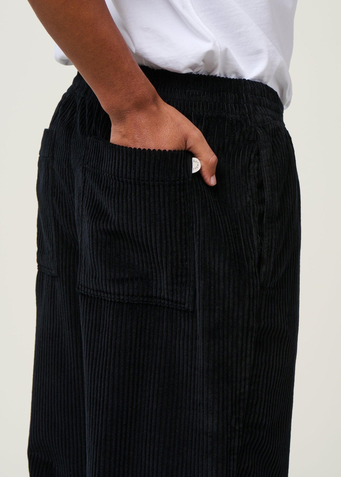 Pantalon large velours côtelé en coton bio | noir "cord wide pant - true black"