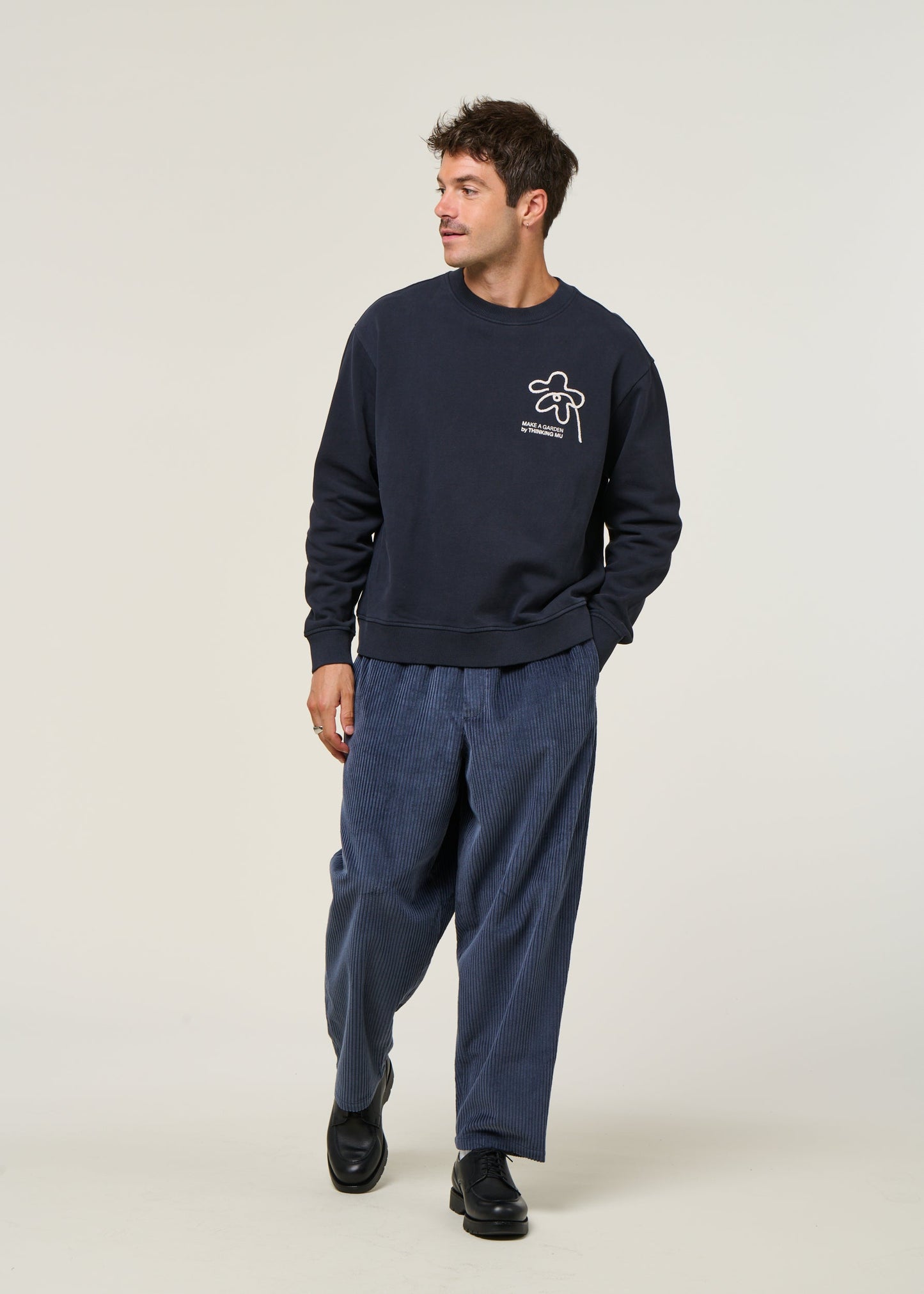 Sweatshirt brodé en coton bio | bleu "flower rope navy leon sweatshirt - blue"