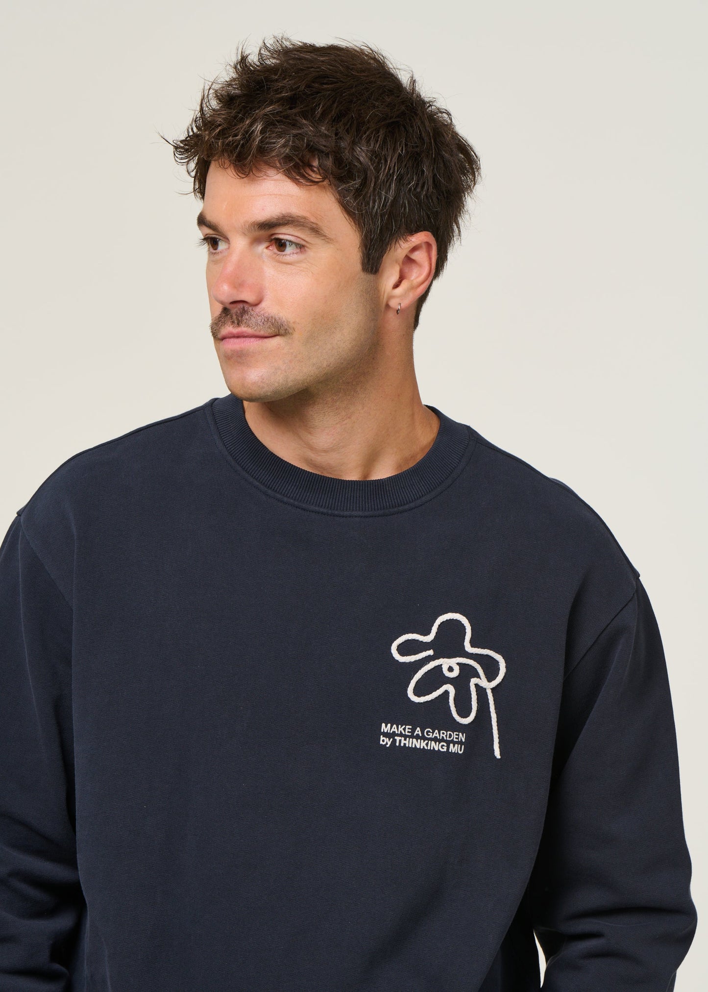 Sweatshirt brodé en coton bio | bleu "flower rope navy leon sweatshirt - blue"