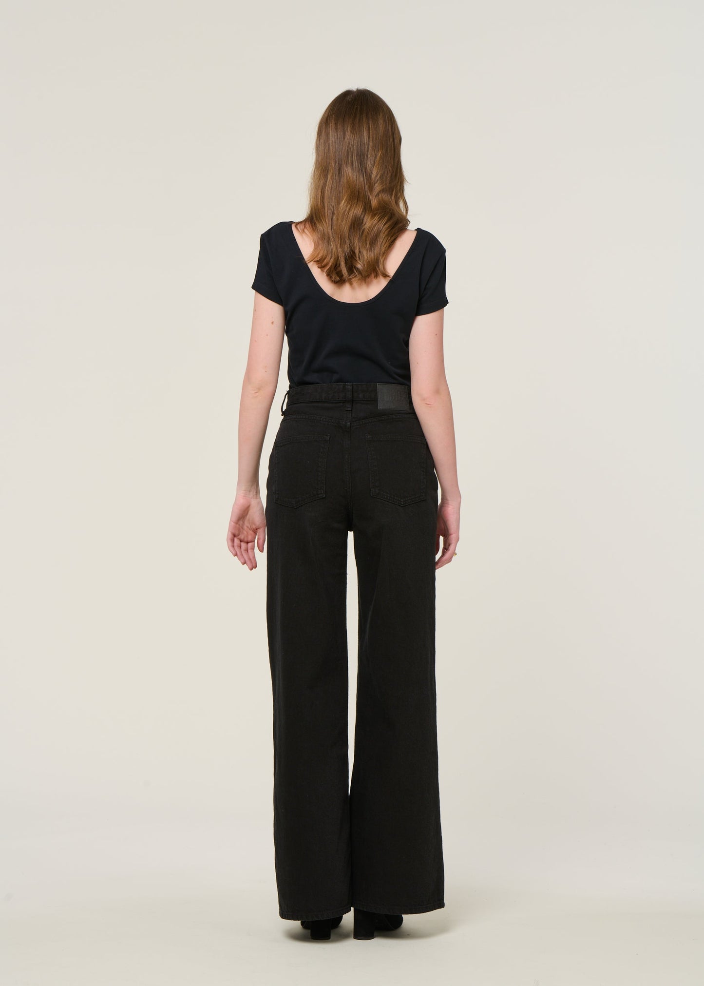 Jean évasé en coton bio et recyclé | noir "sara high loose nero"