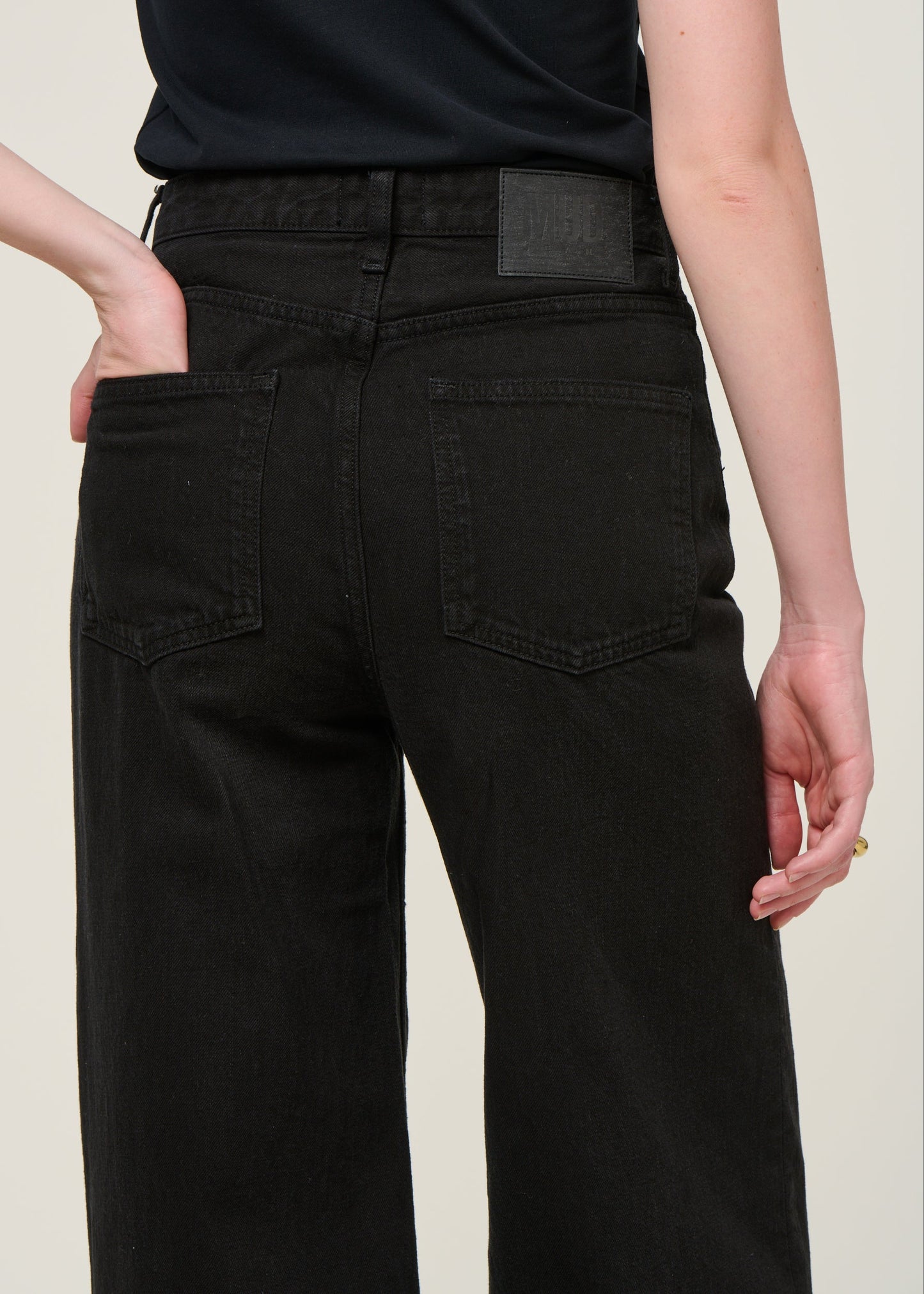 Jean évasé en coton bio et recyclé | noir "sara high loose nero"