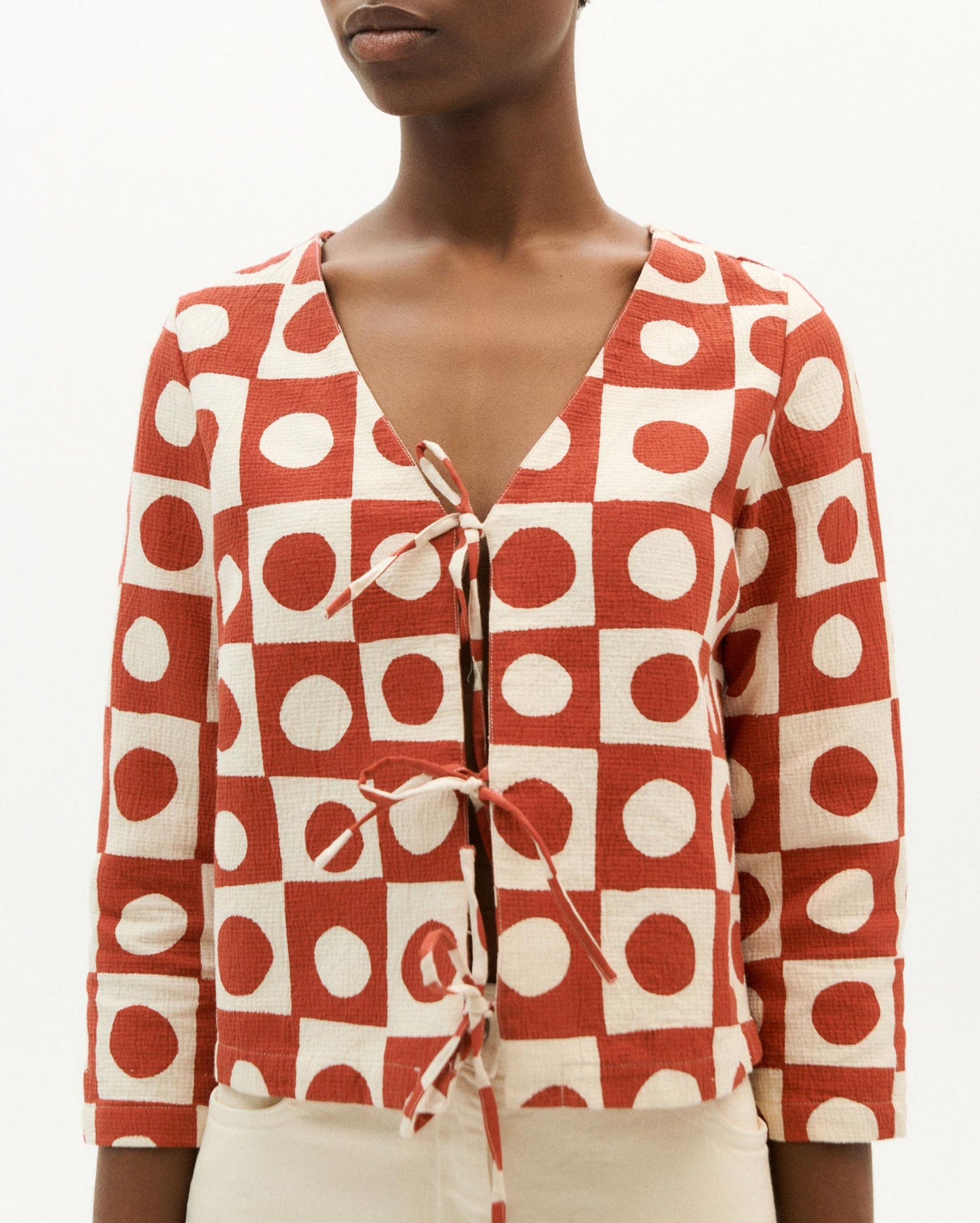 Blouse à lacets rouge à motifs en coton bio - big spot alexandra red