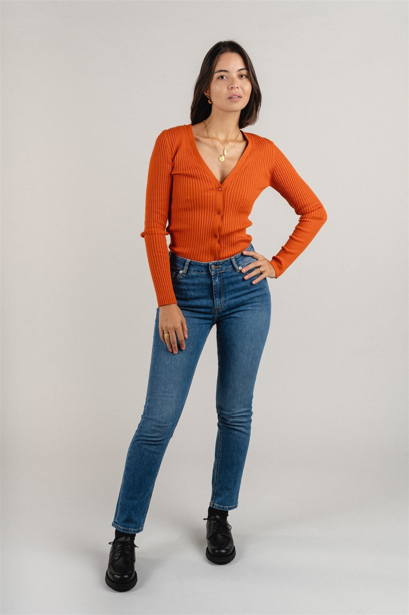 Cardigan fin orange foncé en coton bio - tinnaa burnt