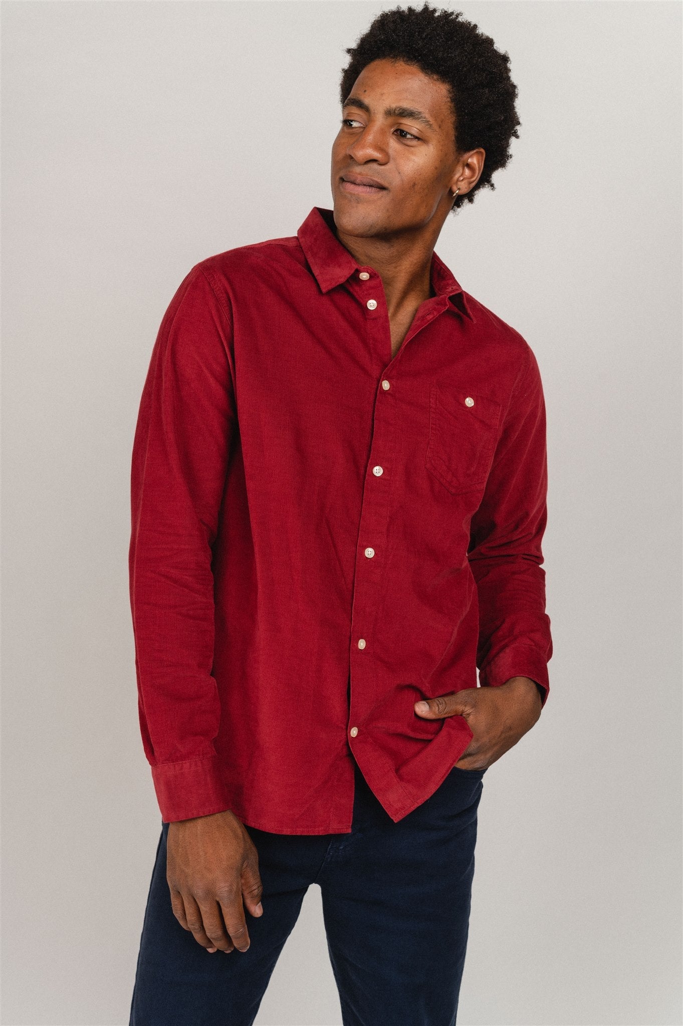 Chemise rouge en velours fin de coton bio - baby cord custom fit shirt rhubarb