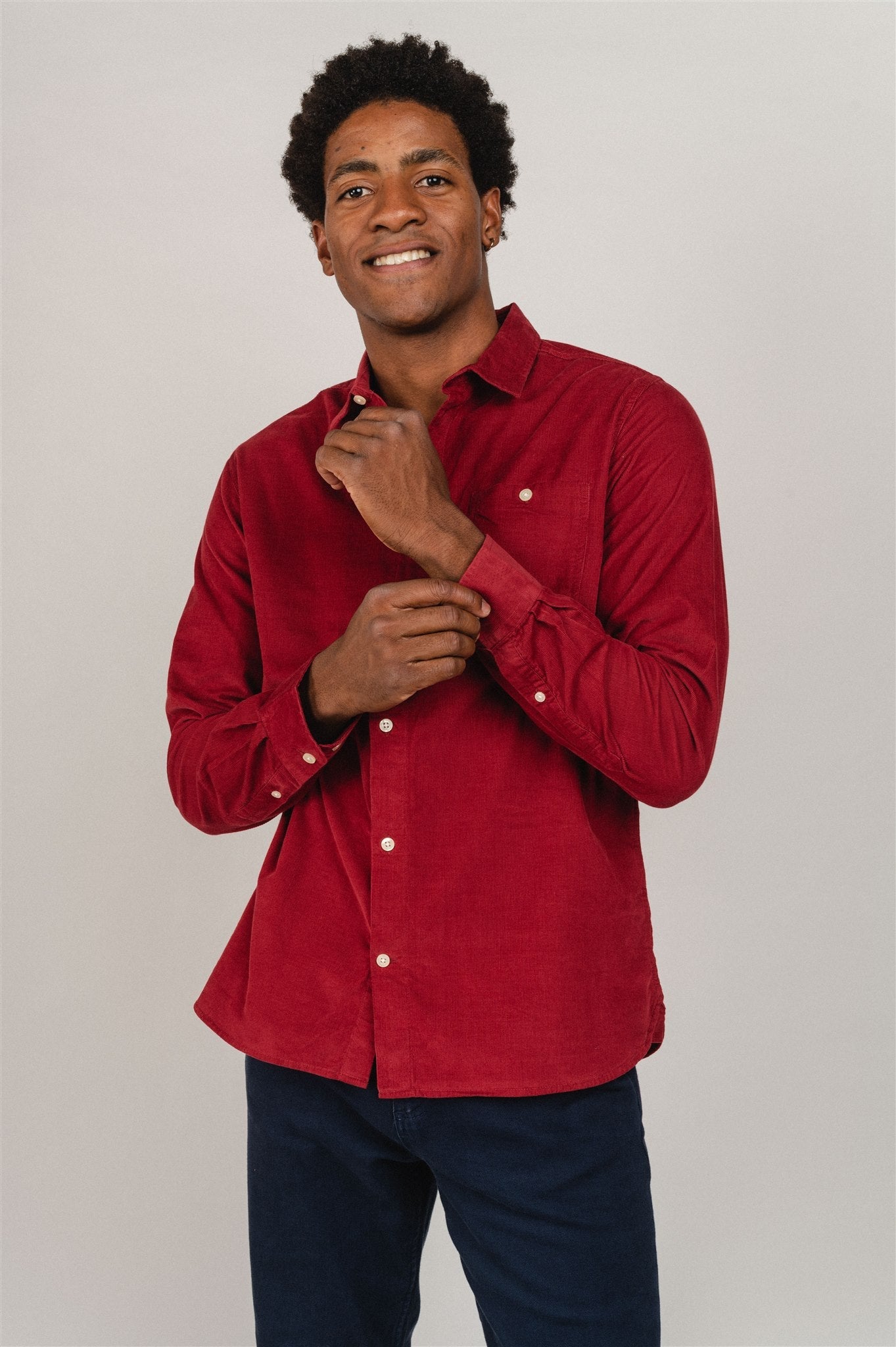 Chemise rouge en velours fin de coton bio - baby cord custom fit shirt rhubarb