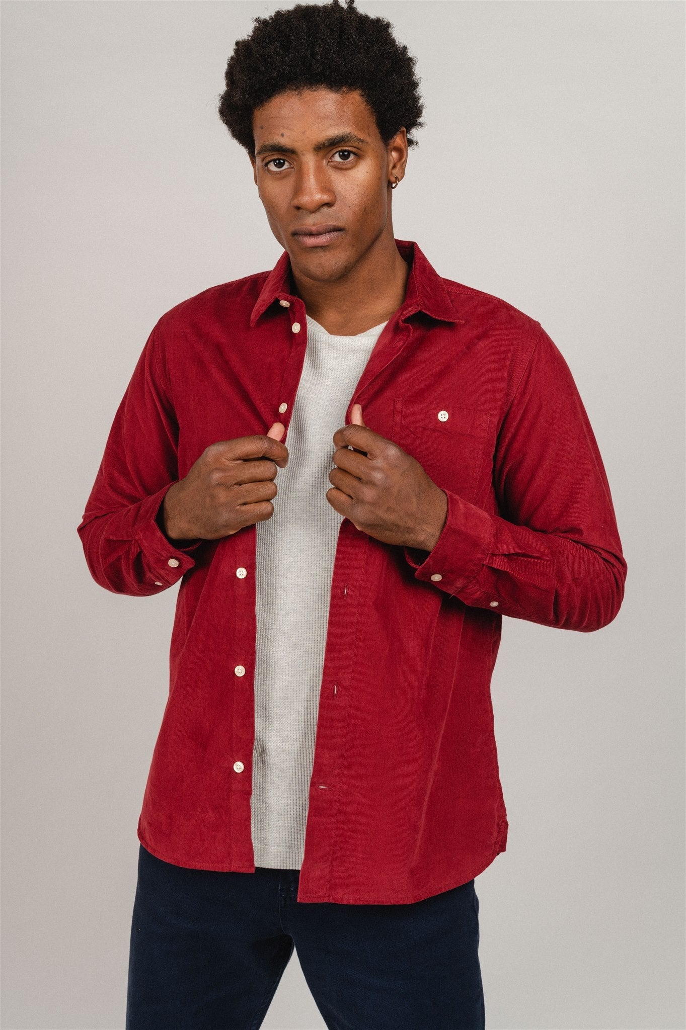 Chemise rouge en velours fin de coton bio - baby cord custom fit shirt rhubarb