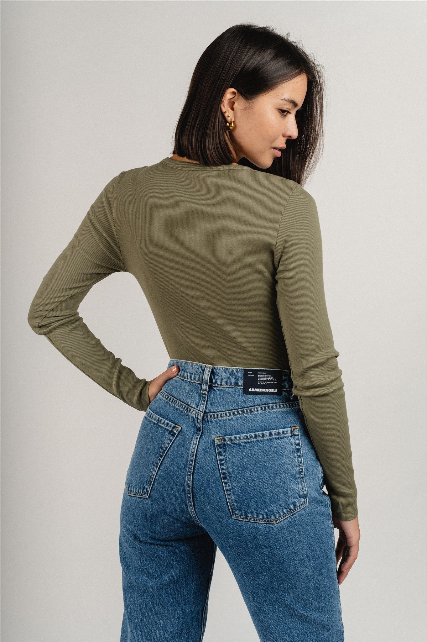 T-shirt manches longues côtelé en coton bio | vert "dusty olive"