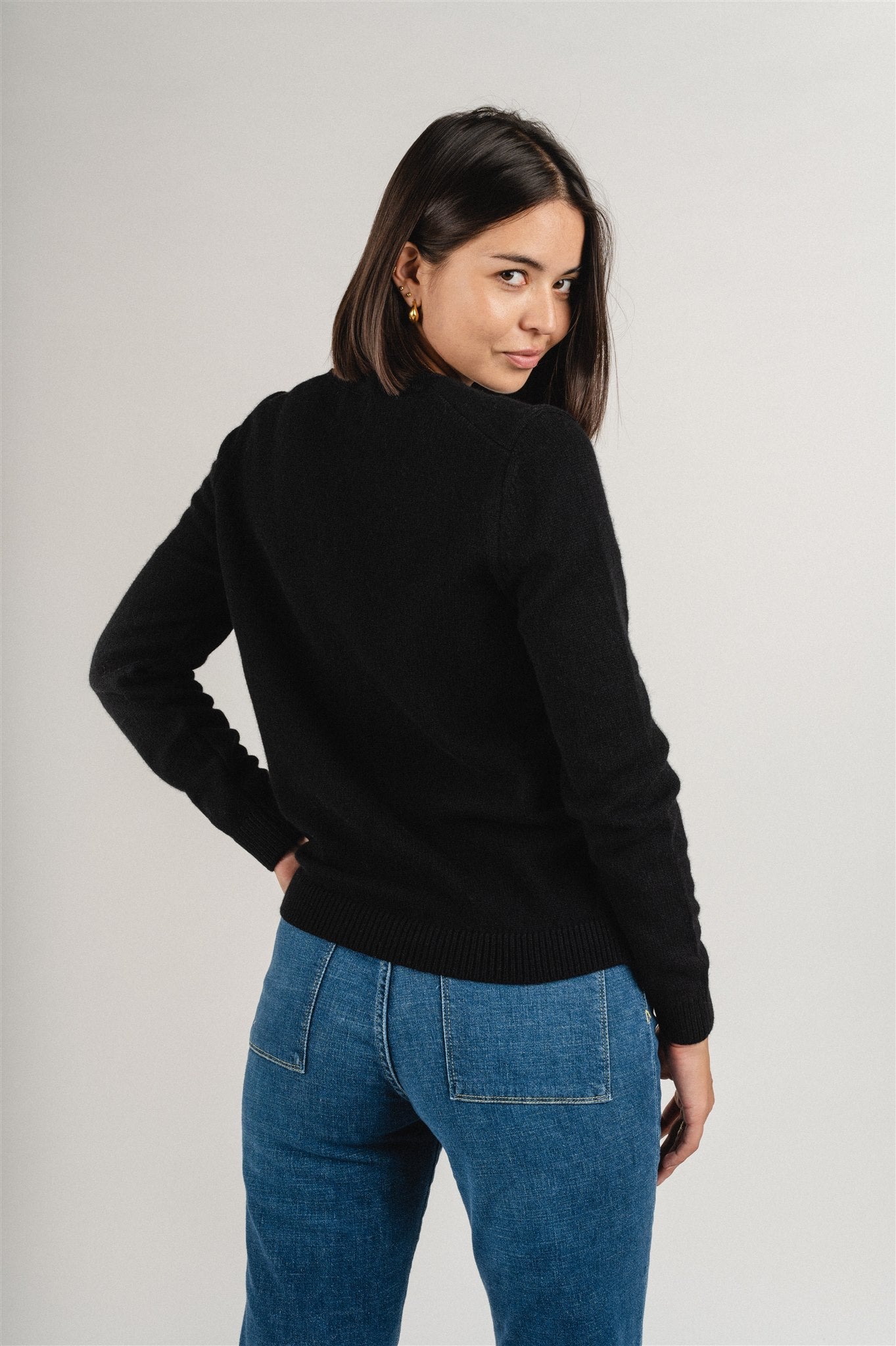 Pull col rond noir en laine mérinos recyclée - deep black