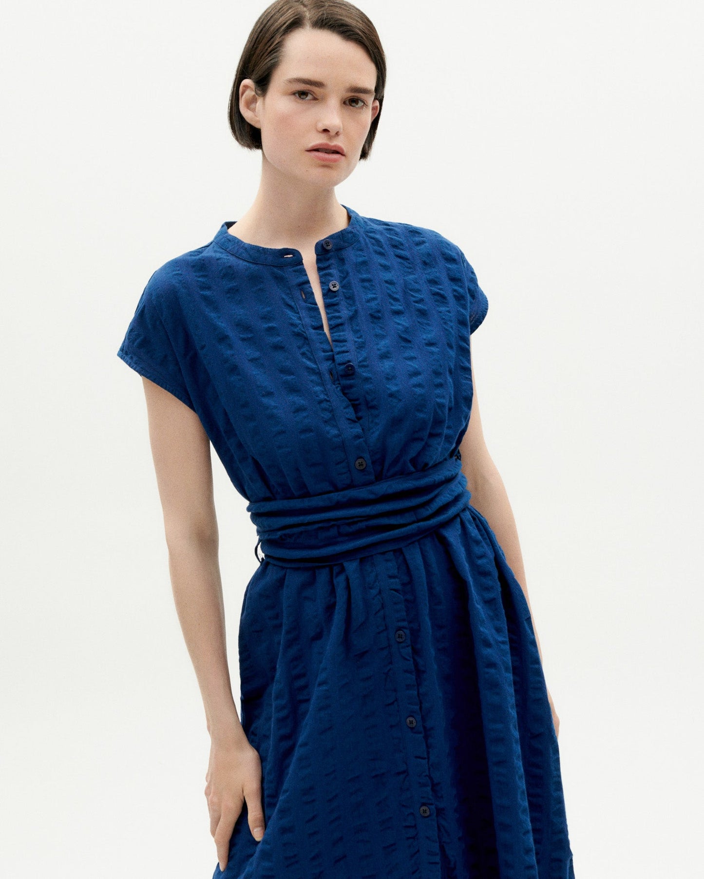Robe midi ceinturée en coton bio | bleu "navy big seersucker gretel dress"