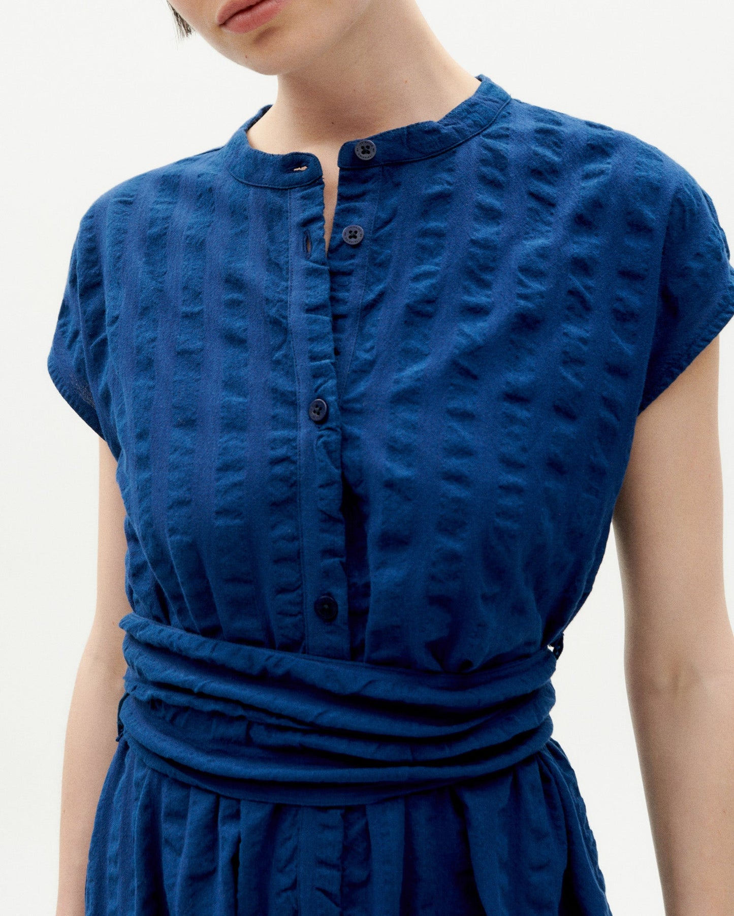 Robe midi ceinturée en coton bio | bleu "navy big seersucker gretel dress"
