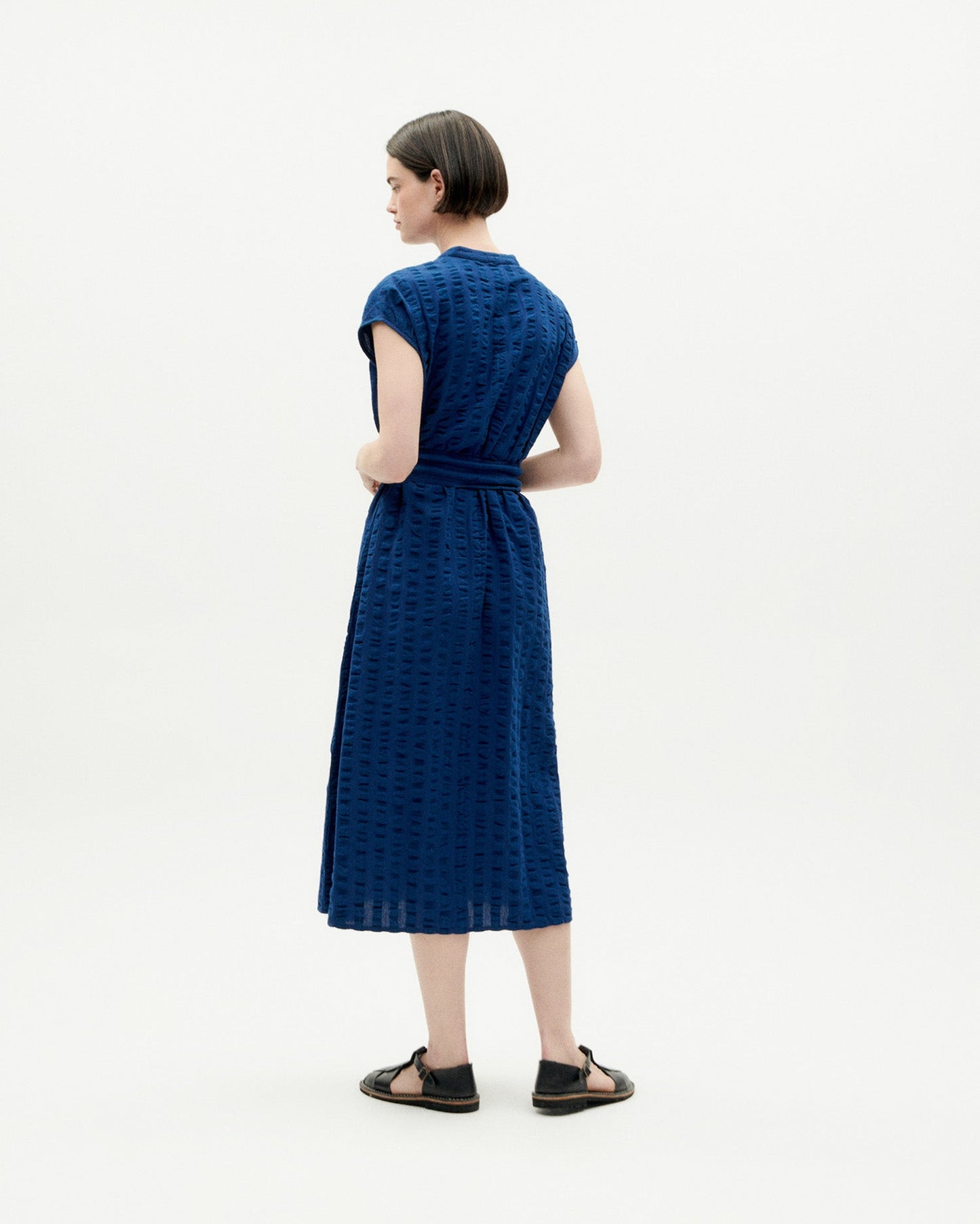 Robe midi ceinturée en coton bio | bleu "navy big seersucker gretel dress"