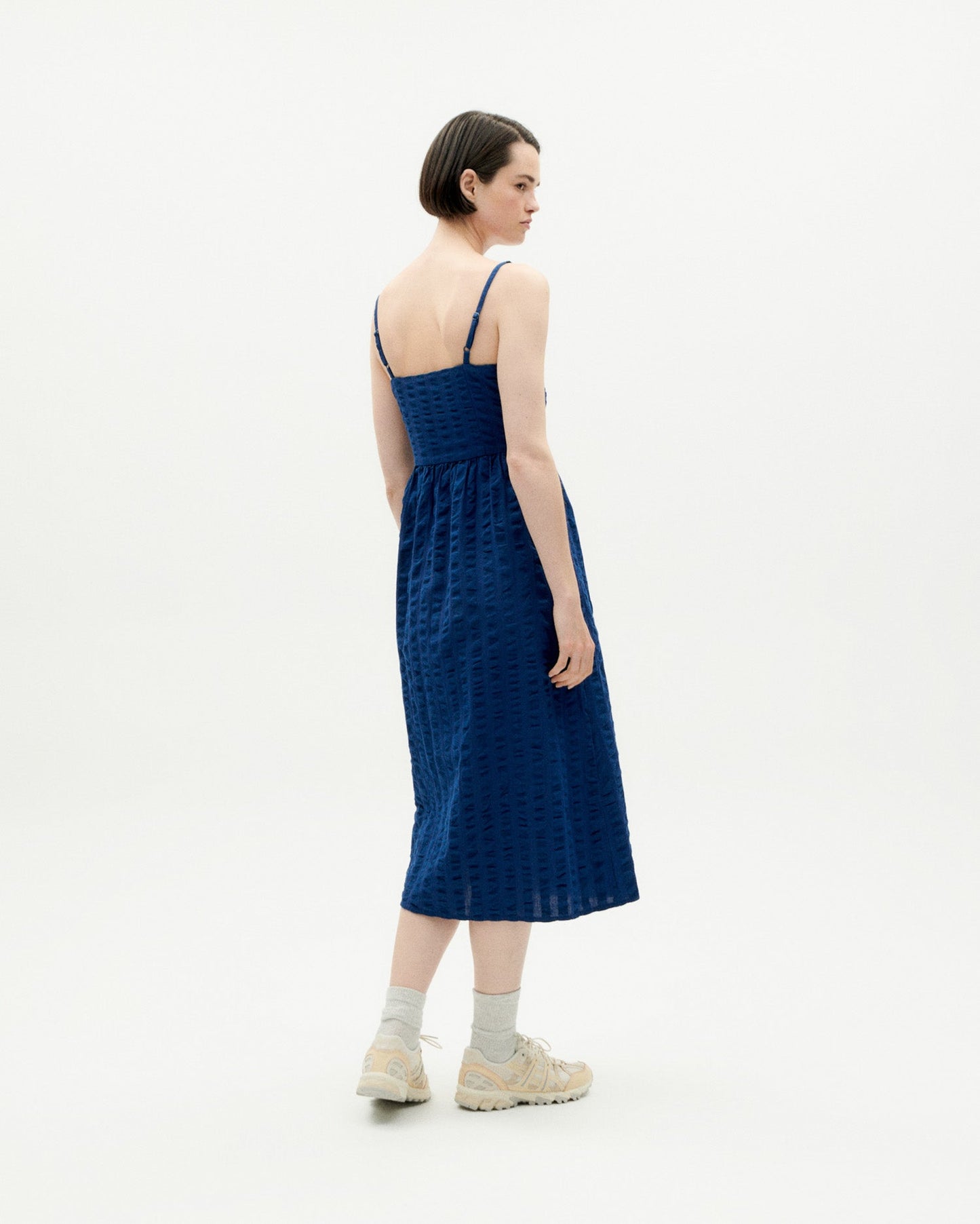 Robe midi à bretelles en coton bio | bleu "navy big seersucker paola dress"