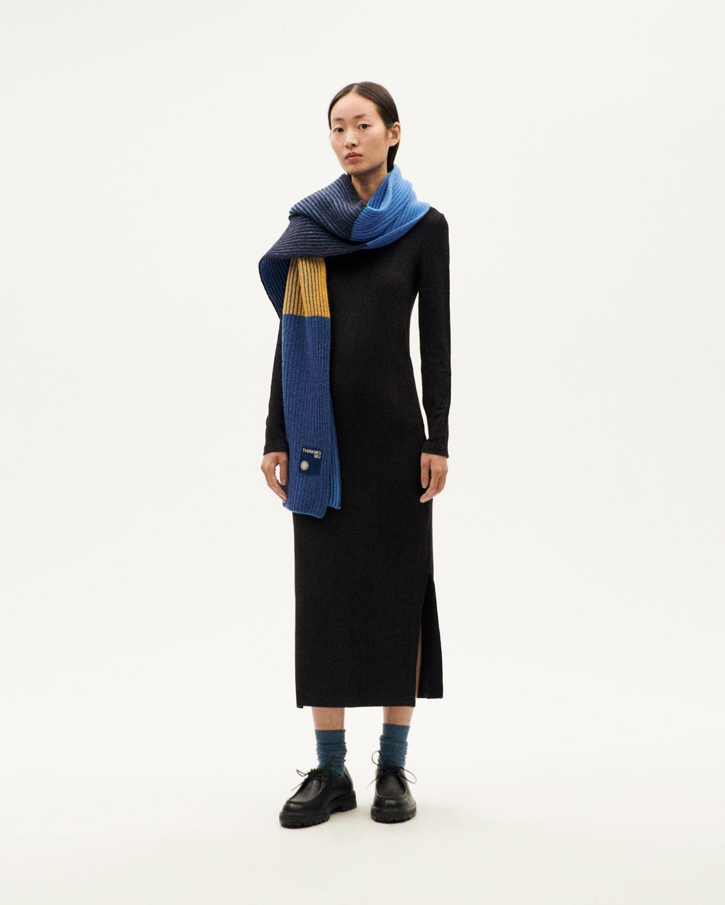 Robe en mélange coton bio, laine et fibres recyclés | noir "black gina dress - black"