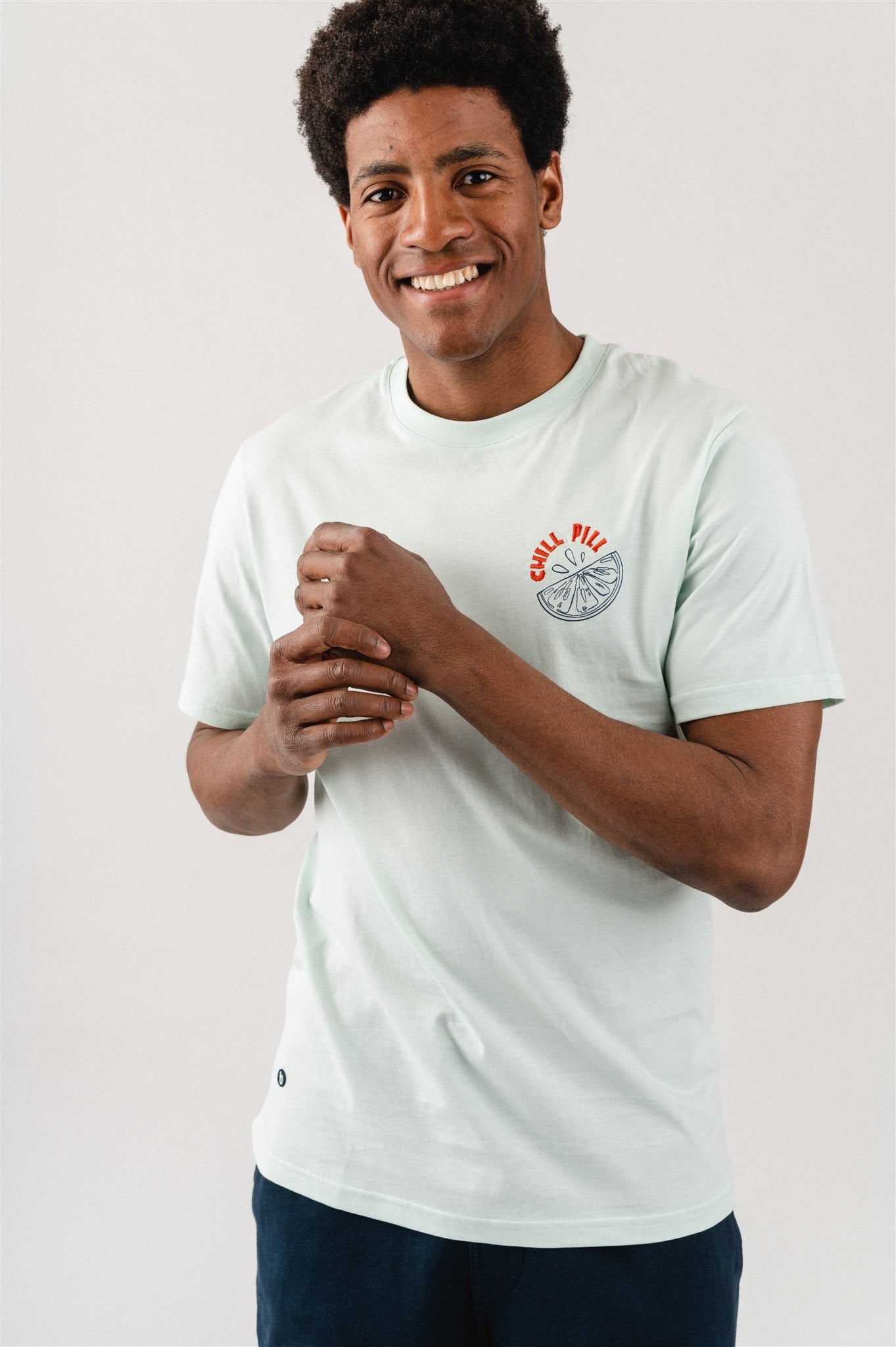 T-shirt bleu clair brodé en coton bio - bleu chill pill t-shirt acqua blue