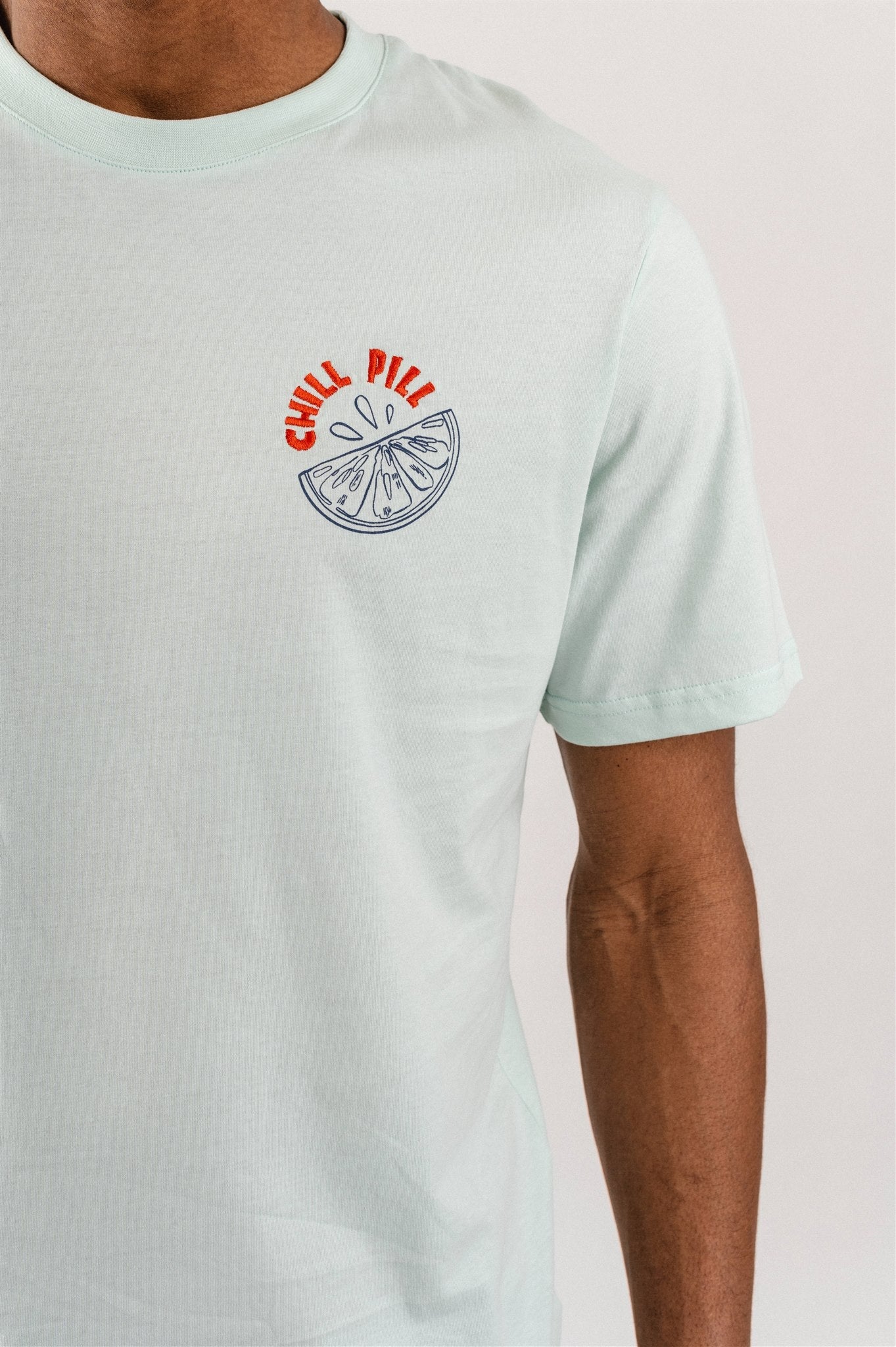 T-shirt bleu clair brodé en coton bio - bleu chill pill t-shirt acqua blue