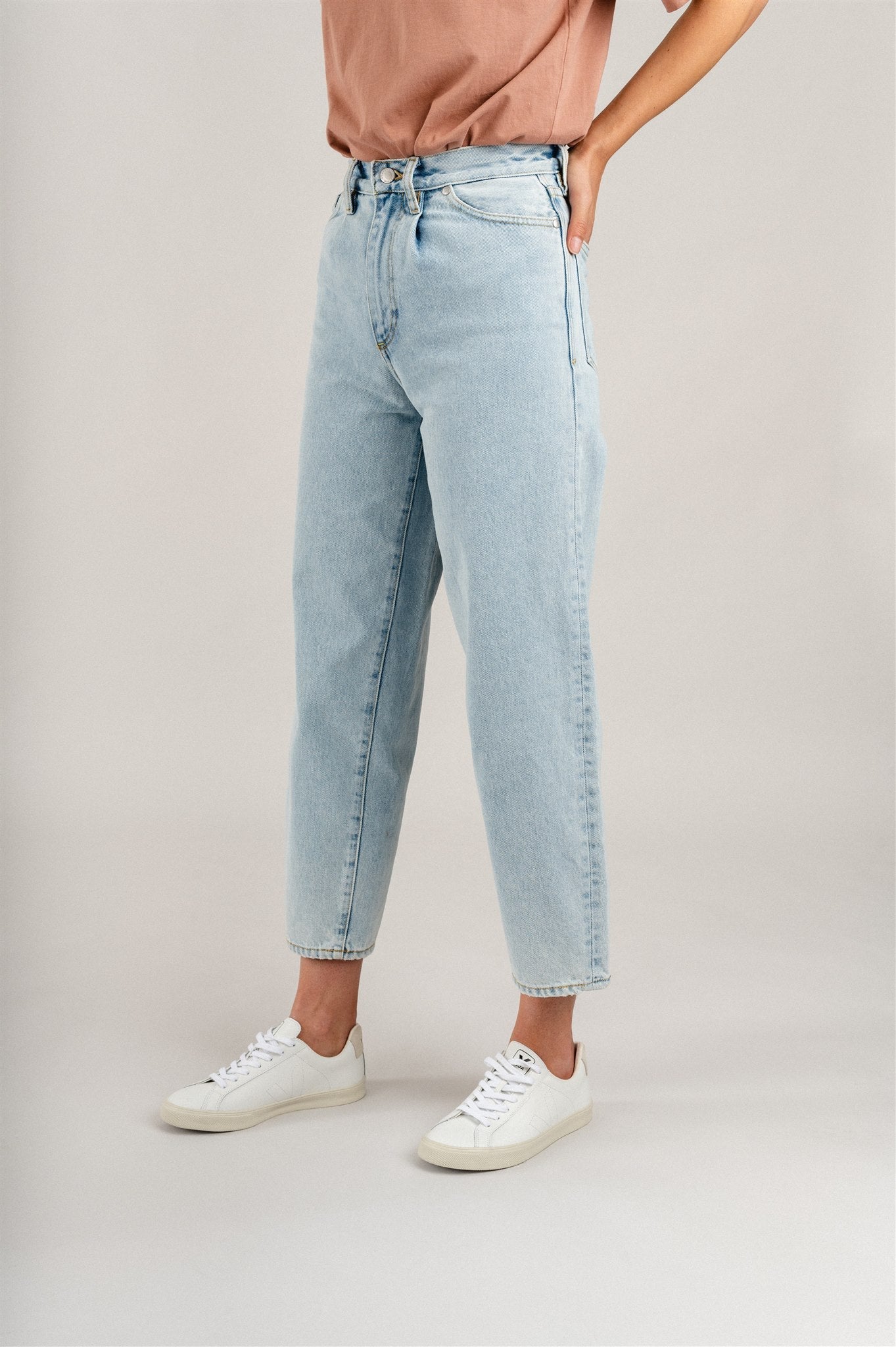 Jean 7/8 droit bleu clair en coton bio - aanike powder indigo