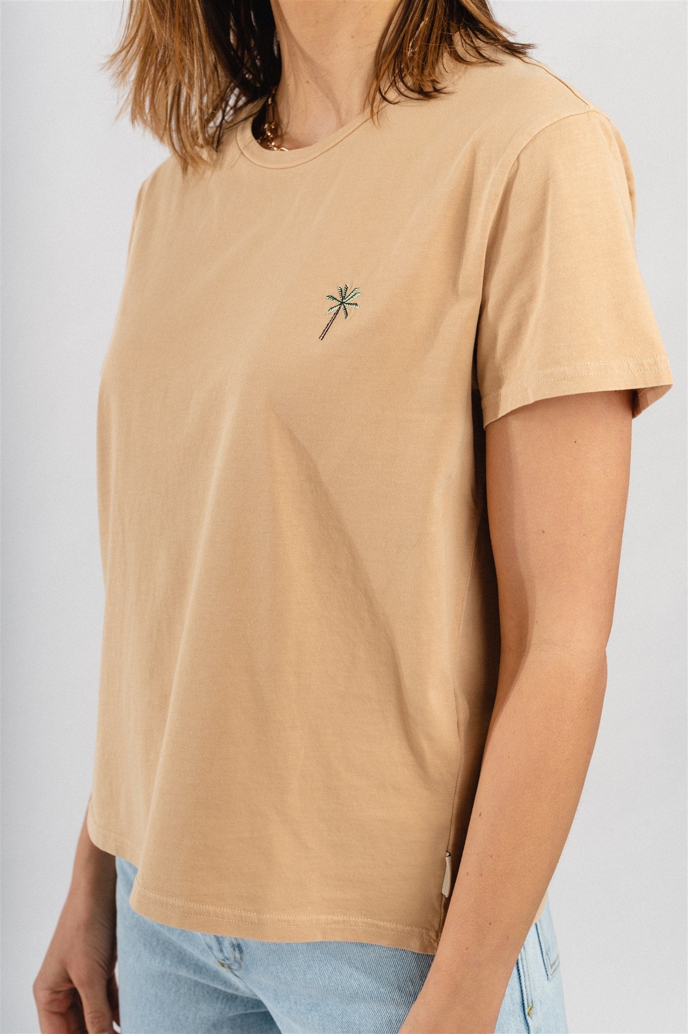 T-shirt beige brodé en coton bio - Lisa Palm Tree Faded Sun
