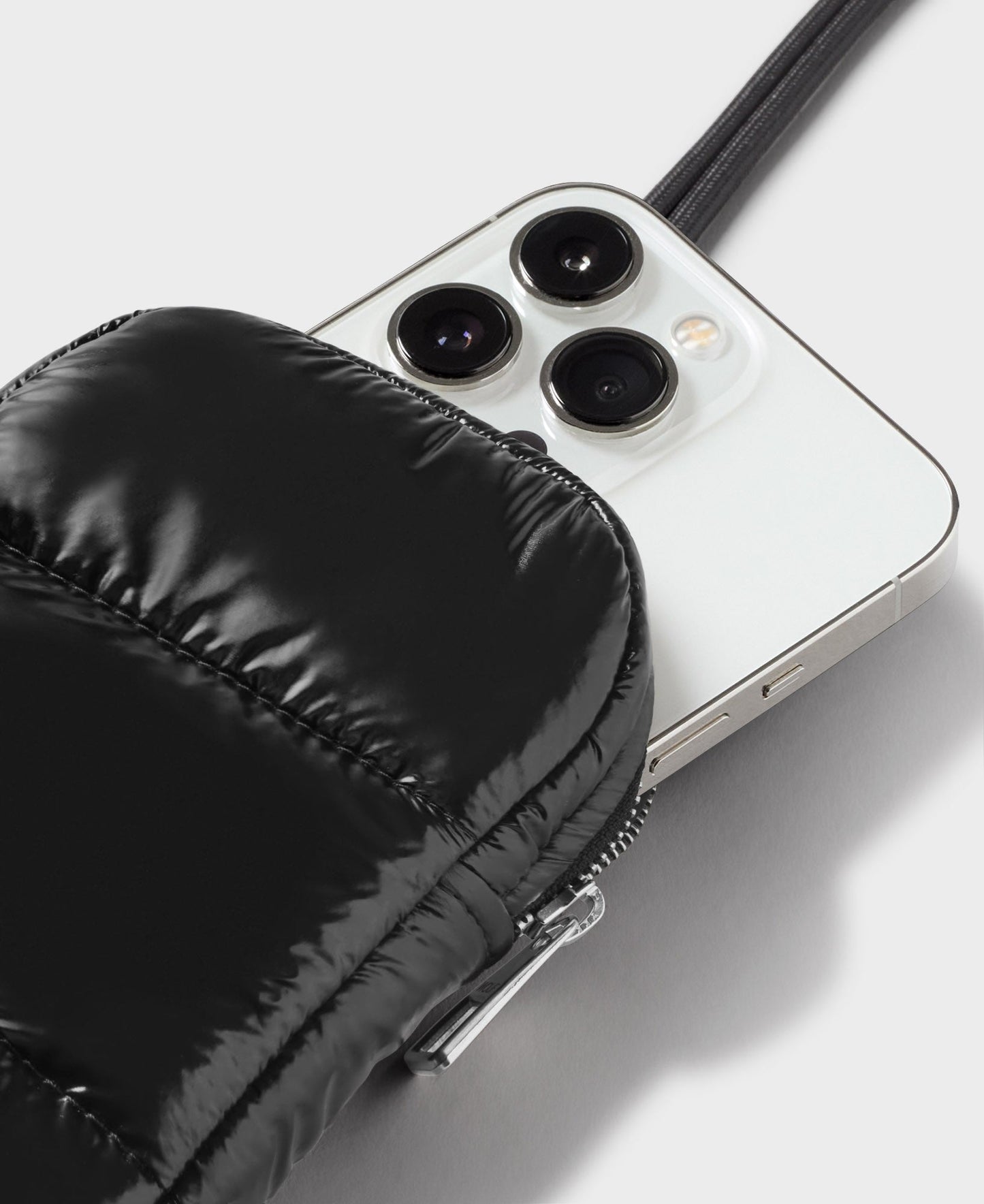 Pochette téléphone matelassée en recyclé | noir "glossy black phone bag"