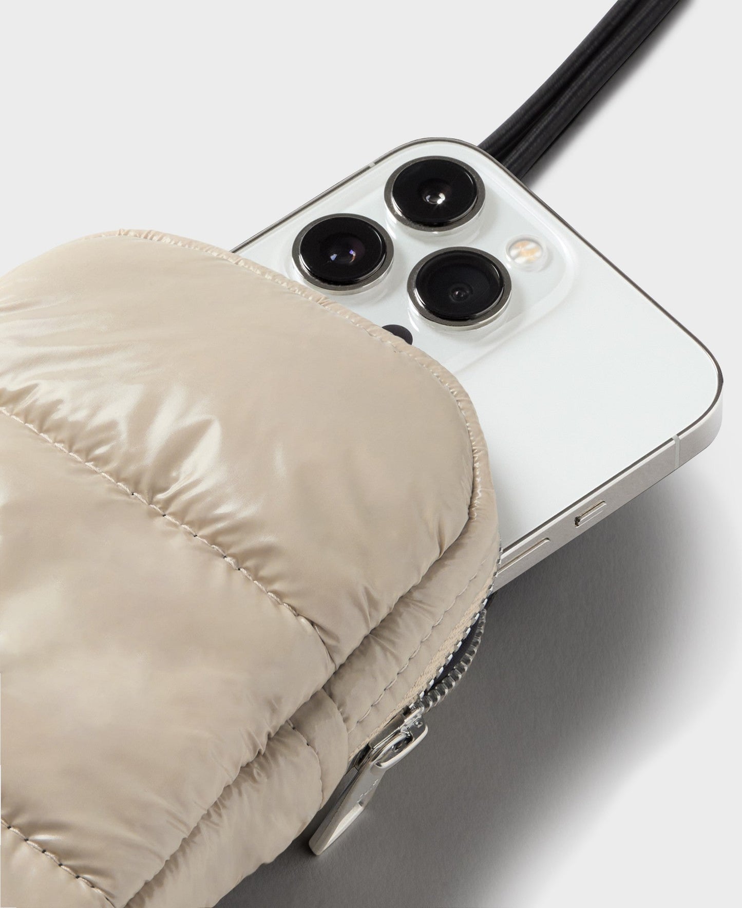 Pochette téléphone matelassée en recyclé | beige "air glossy phone bag"