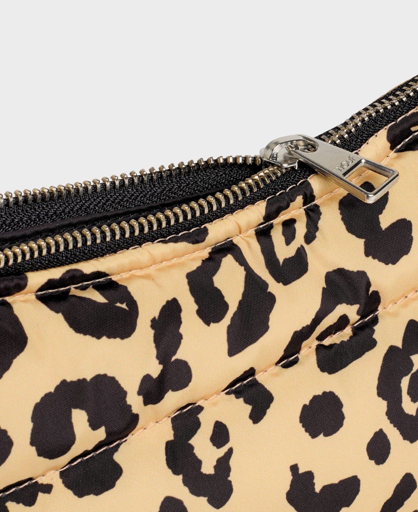 Banane matelassée léopard en recyclé - agathe crossbody bag