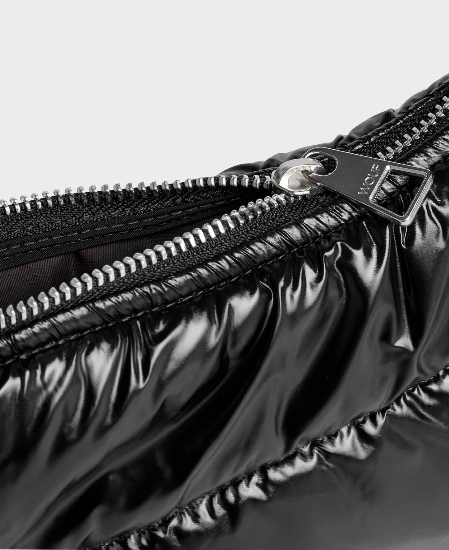 Banane matelassée en recyclé | noir "glossy black crossbody bag"
