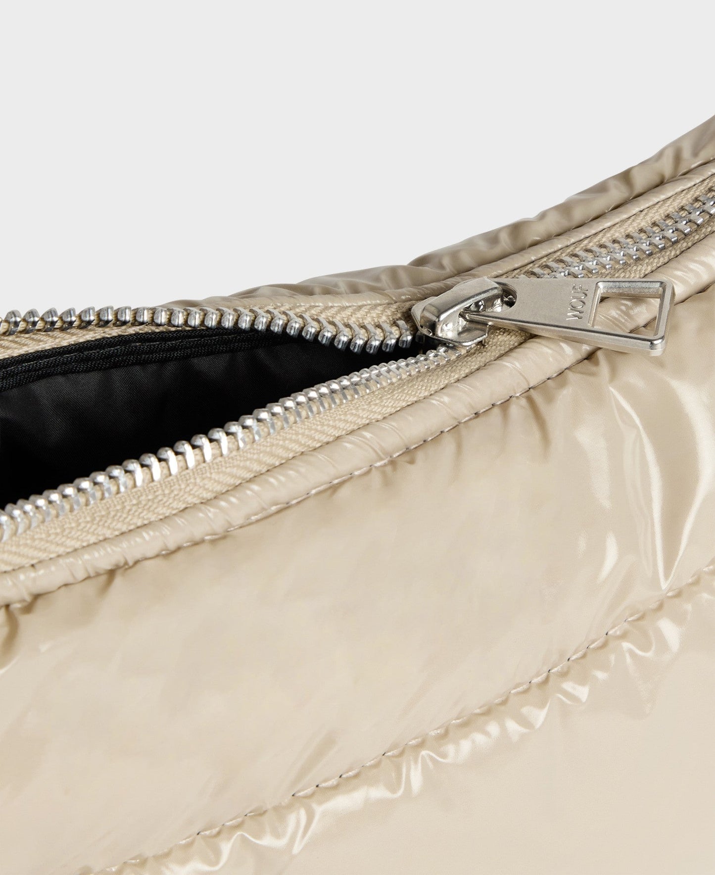 Banane matelassée en recyclé | Beige "air glossy crossbody bag"